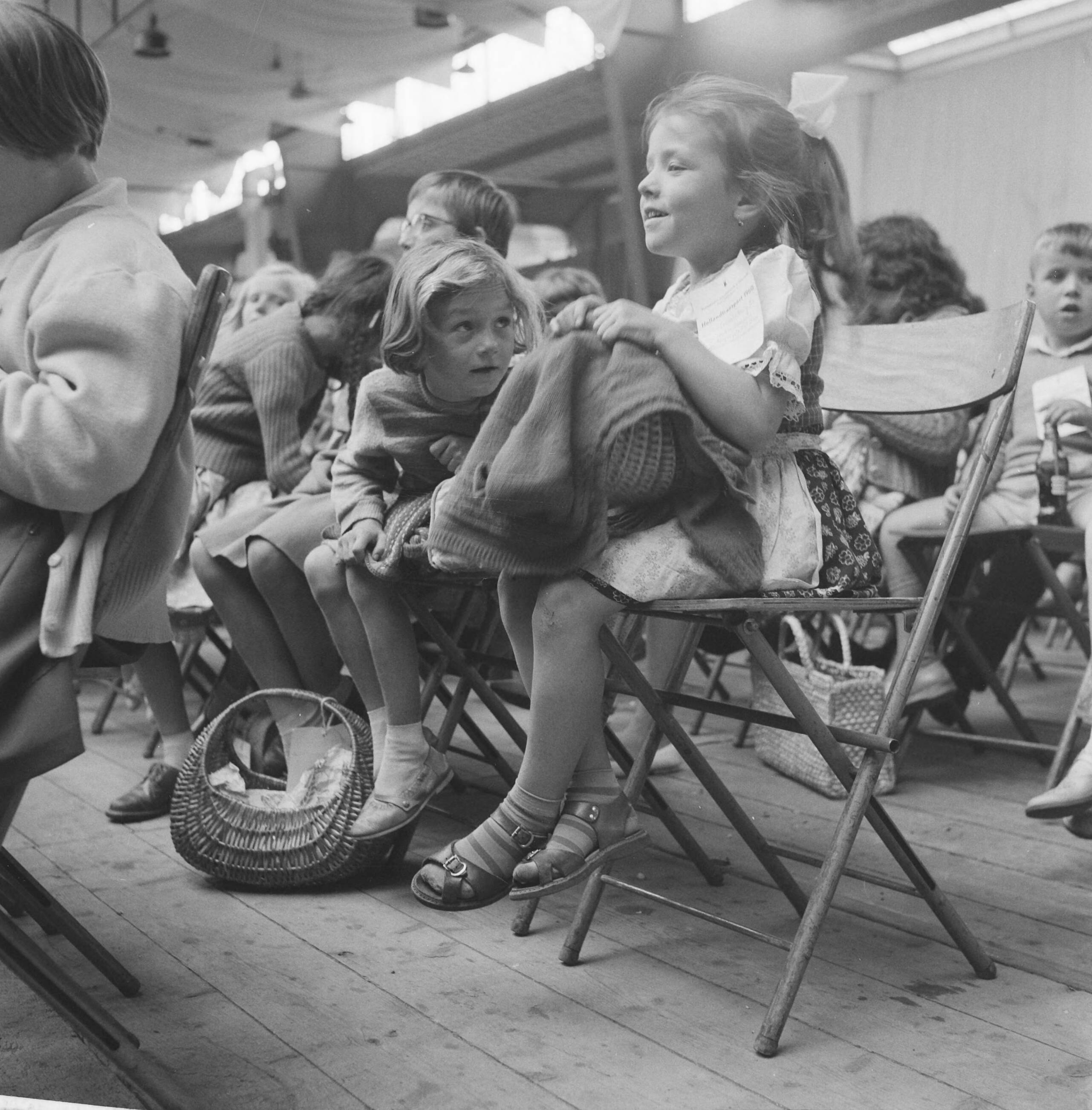 Fotocollectie Anefo — Vluchtelingenkinderen uit Oostenrijk en Duitsland op vakantie in Den Haag — Foto: Behrens, Herbert F. / Anefo. Licentie: Set B: Rechtenvrij / Publiek Domein. Bron: Nationaal Archief. http://hdl.handle.net/10648/a9b4308c-d0b4-102d-bcf8-003048976d84