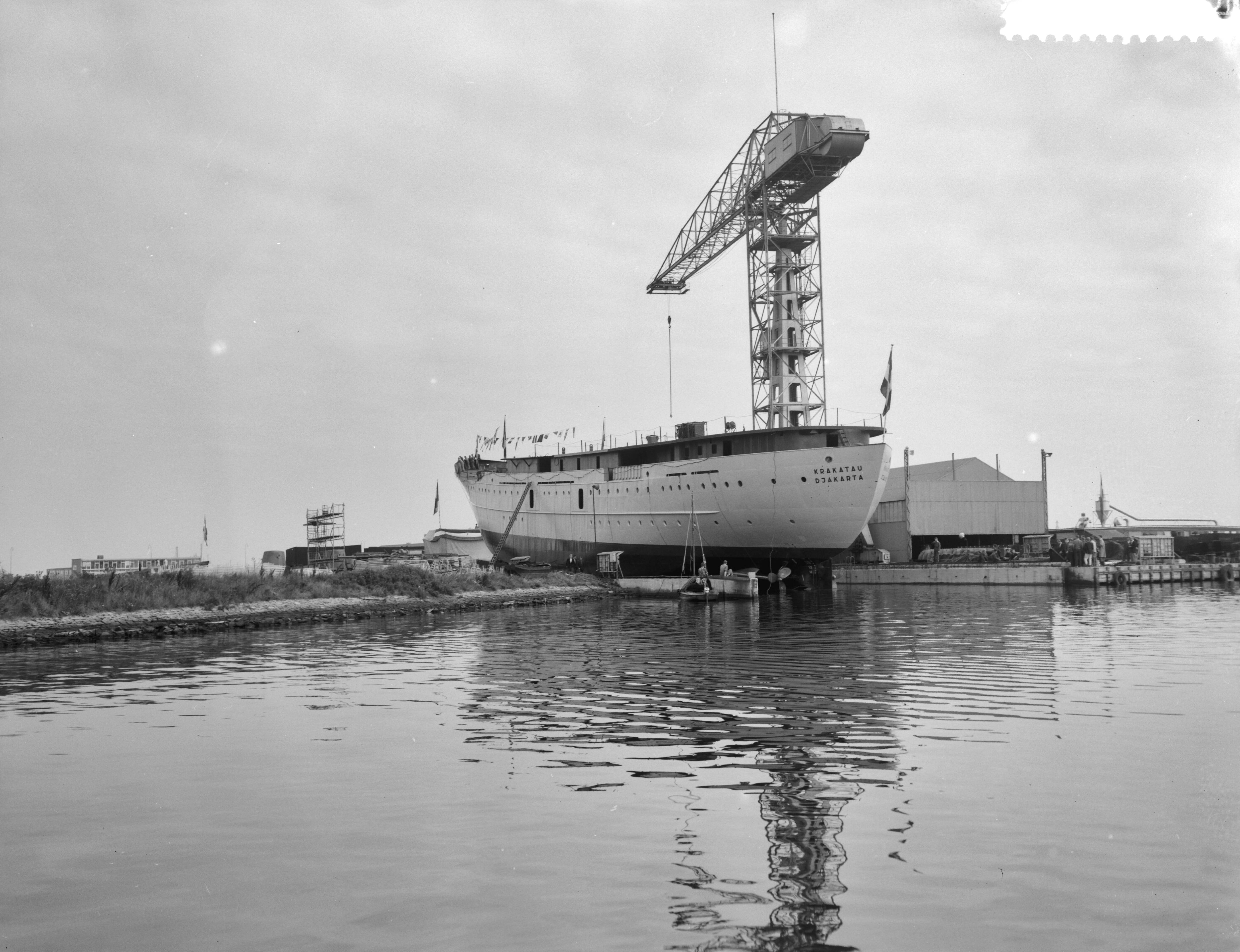 Fotocollectie Anefo — Tewaterlating dubbelschroefveerschip "Krakatau" bij de Zaanlandse Scheepsbouw Mij. — Foto: Bilsen, Joop van / Anefo. Licentie: Set B: Rechtenvrij / Publiek Domein. Bron: Nationaal Archief. http://hdl.handle.net/10648/a99dd2b0-d0b4-102d-bcf8-003048976d84