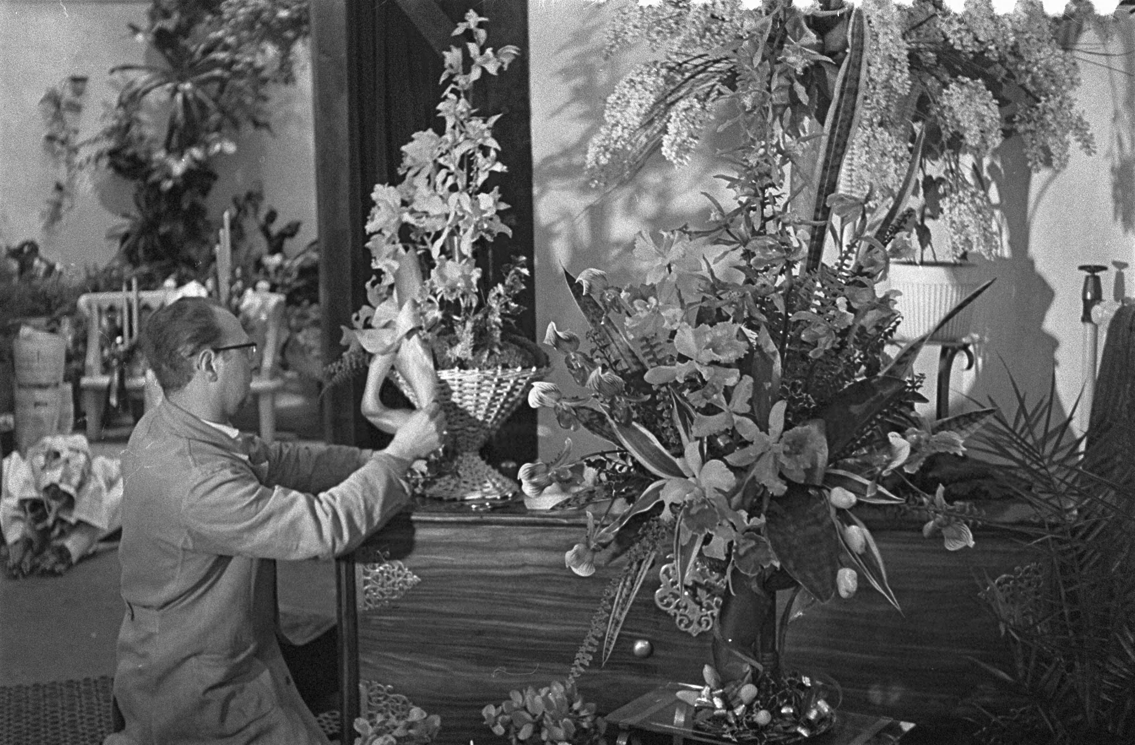 Fotocollectie Anefo — Flowershop te Haarlem levert elf bloemstukken voor het huwelijk van de Sjah van Perzië, de heer Schrama bezig met het schikken van de bloemen — Foto: Pot, Harry / Anefo. Licentie: Set B: Rechtenvrij / Publiek Domein. Bron: Nationaal Archief. http://hdl.handle.net/10648/a9a3e77c-d0b4-102d-bcf8-003048976d84