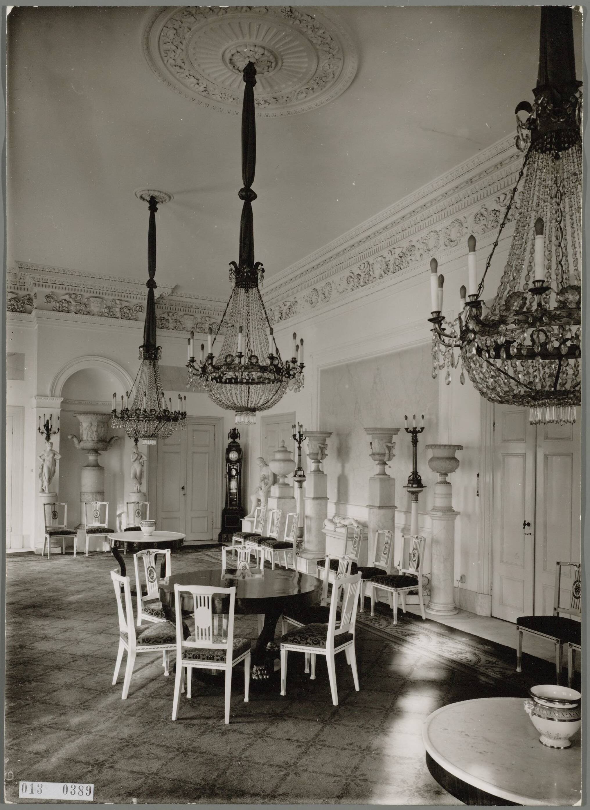 Paleis Soestdijk — Witte eetzaal hoofdgebouw — Foto: Onbekend / RVD. Licentie: Set B: Rechtenvrij / Publiek Domein. Bron: Nationaal Archief. http://hdl.handle.net/10648/afa853f6-d0b4-102d-bcf8-003048976d84