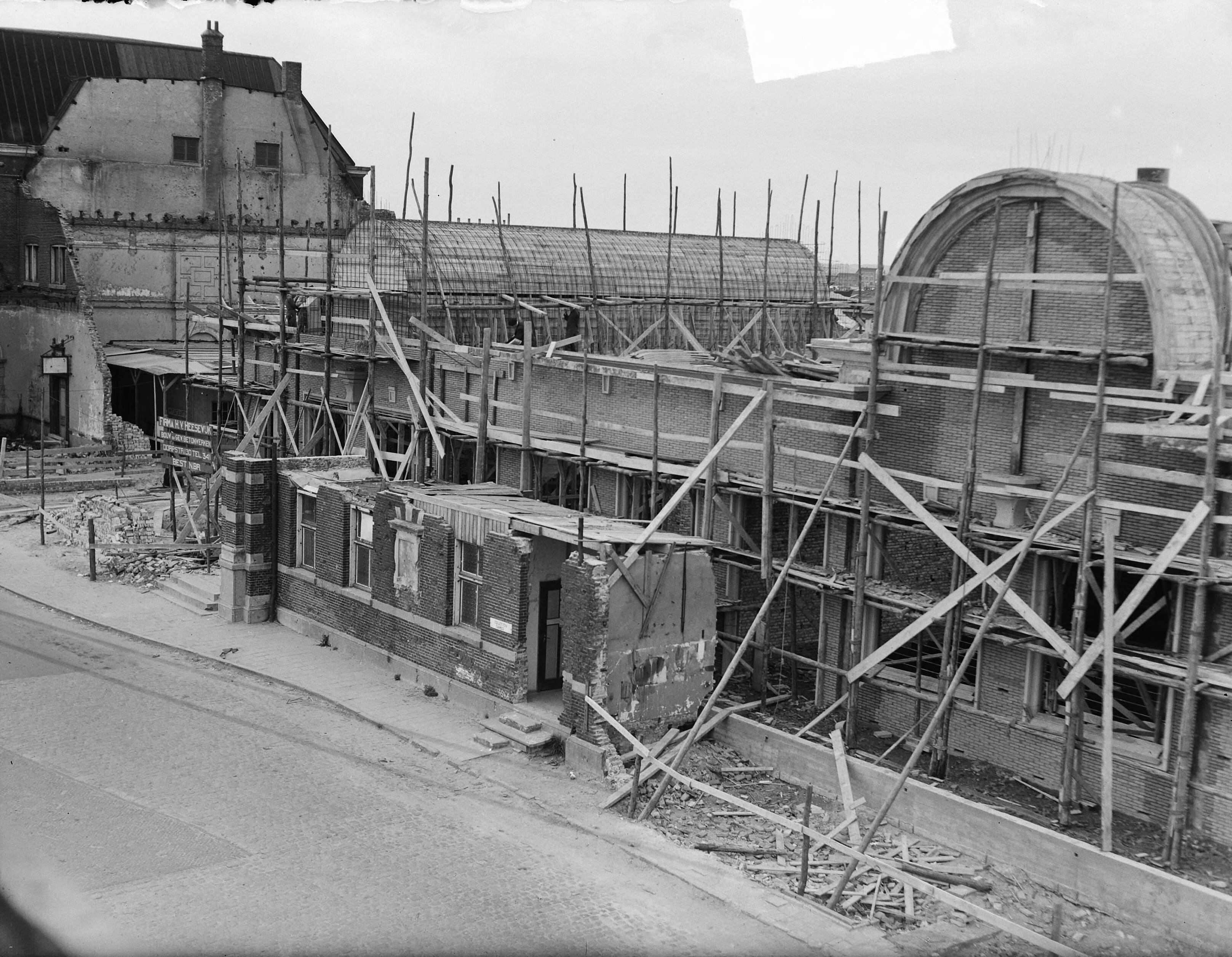 Fotocollectie Anefo — Nieuwbouw station Vlissingen — Foto: Oorschot, […] van / Anefo. Licentie: Set B: Rechtenvrij / Publiek Domein. Bron: Nationaal Archief. http://hdl.handle.net/10648/a8d89540-d0b4-102d-bcf8-003048976d84