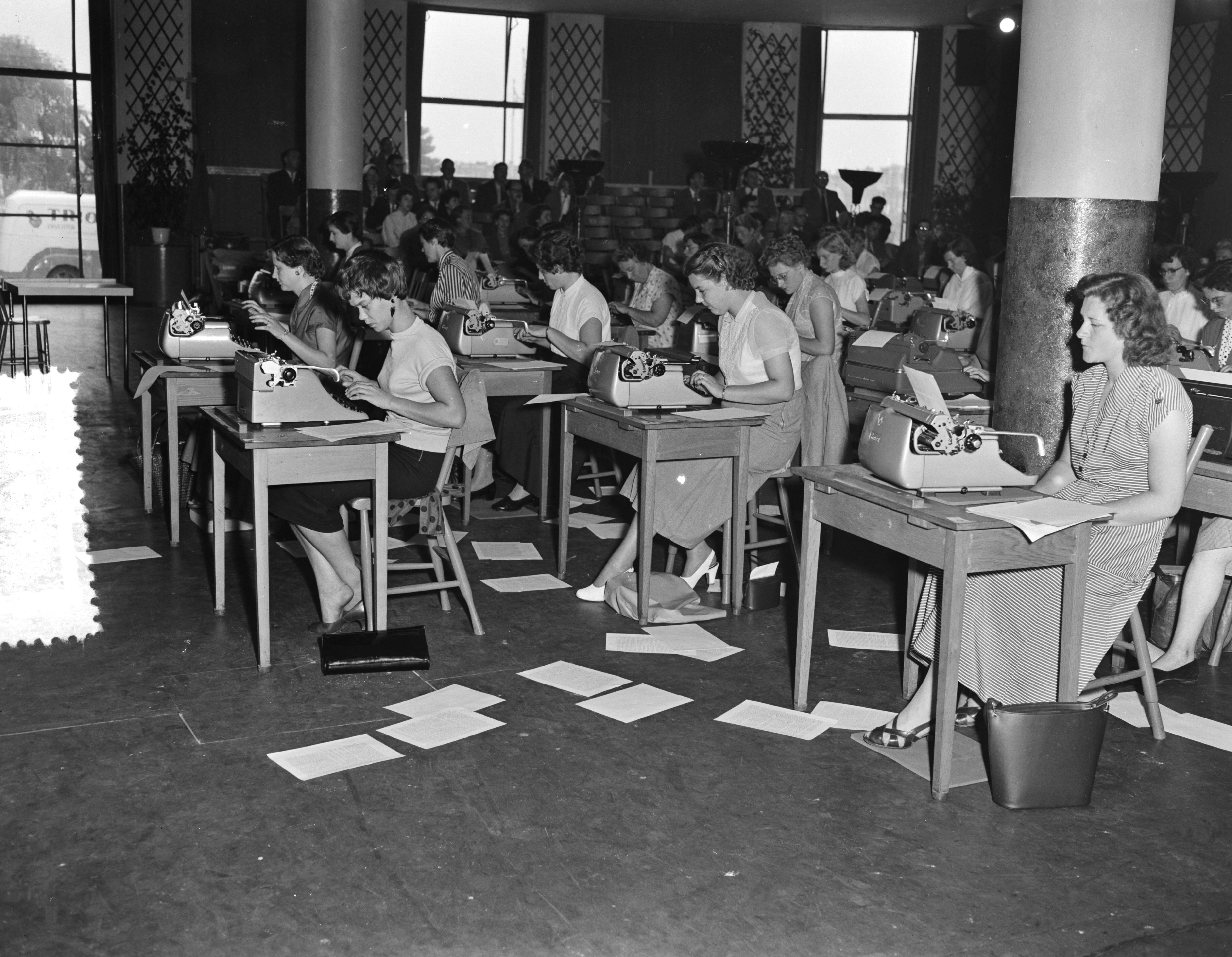 Fotocollectie Anefo — Kampioenschap typen in Den Haag. Deelnemers tijdens de wedstrijd — Foto: Pot, Harry / Anefo. Licentie: Set B: Rechtenvrij / Publiek Domein. Bron: Nationaal Archief. http://hdl.handle.net/10648/a93b7804-d0b4-102d-bcf8-003048976d84