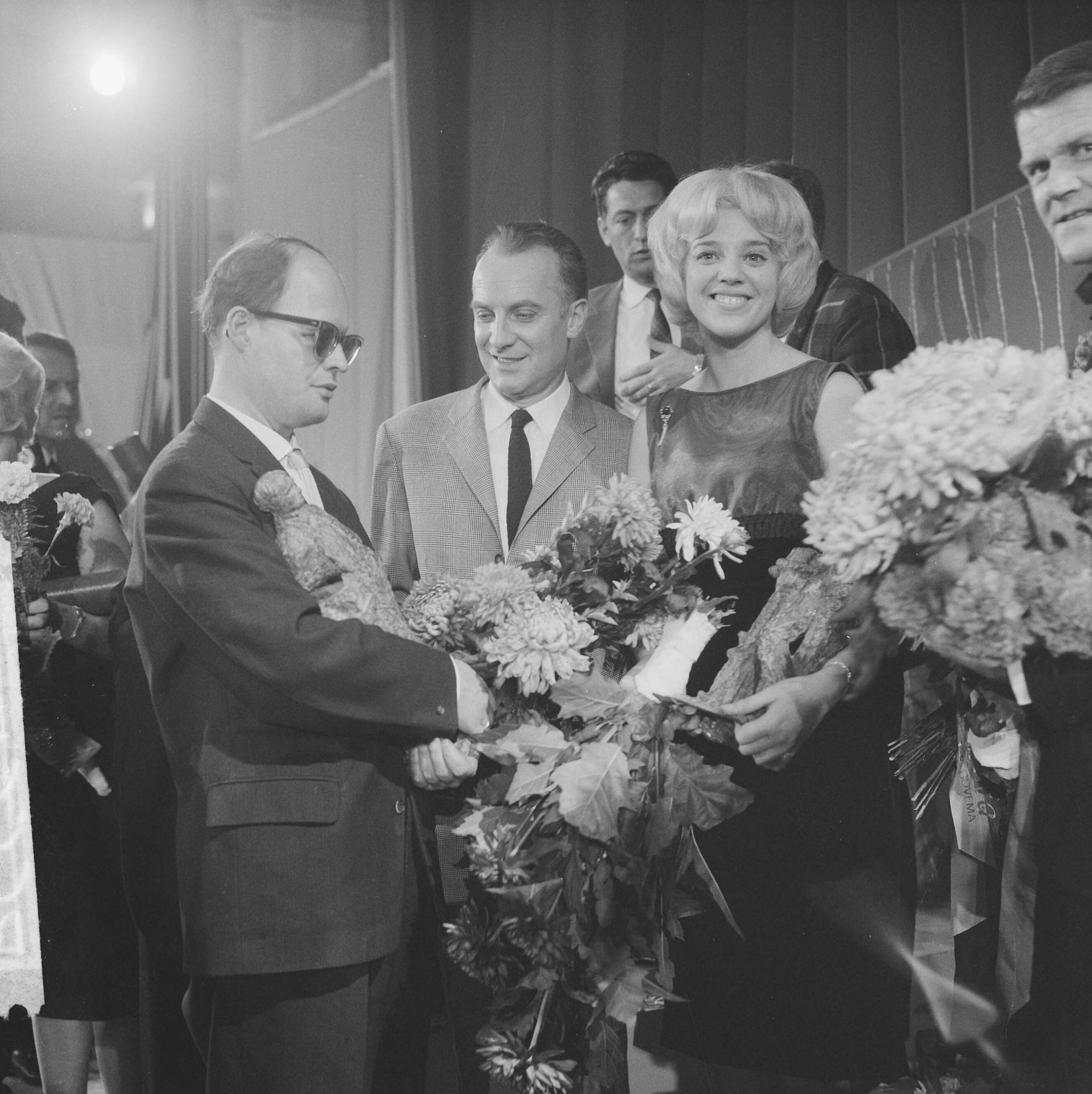 Grand Gala du Disque 1962 — Grand Gala du Disque. Vlnr. Jules de Corte, Wim Sonneveld en Ellen Craamer — Foto: Koch, Eric / Anefo. Licentie: Set B: Rechtenvrij / Publiek Domein. Bron: Nationaal Archief. http://hdl.handle.net/10648/aa1961aa-d0b4-102d-bcf8-003048976d84
