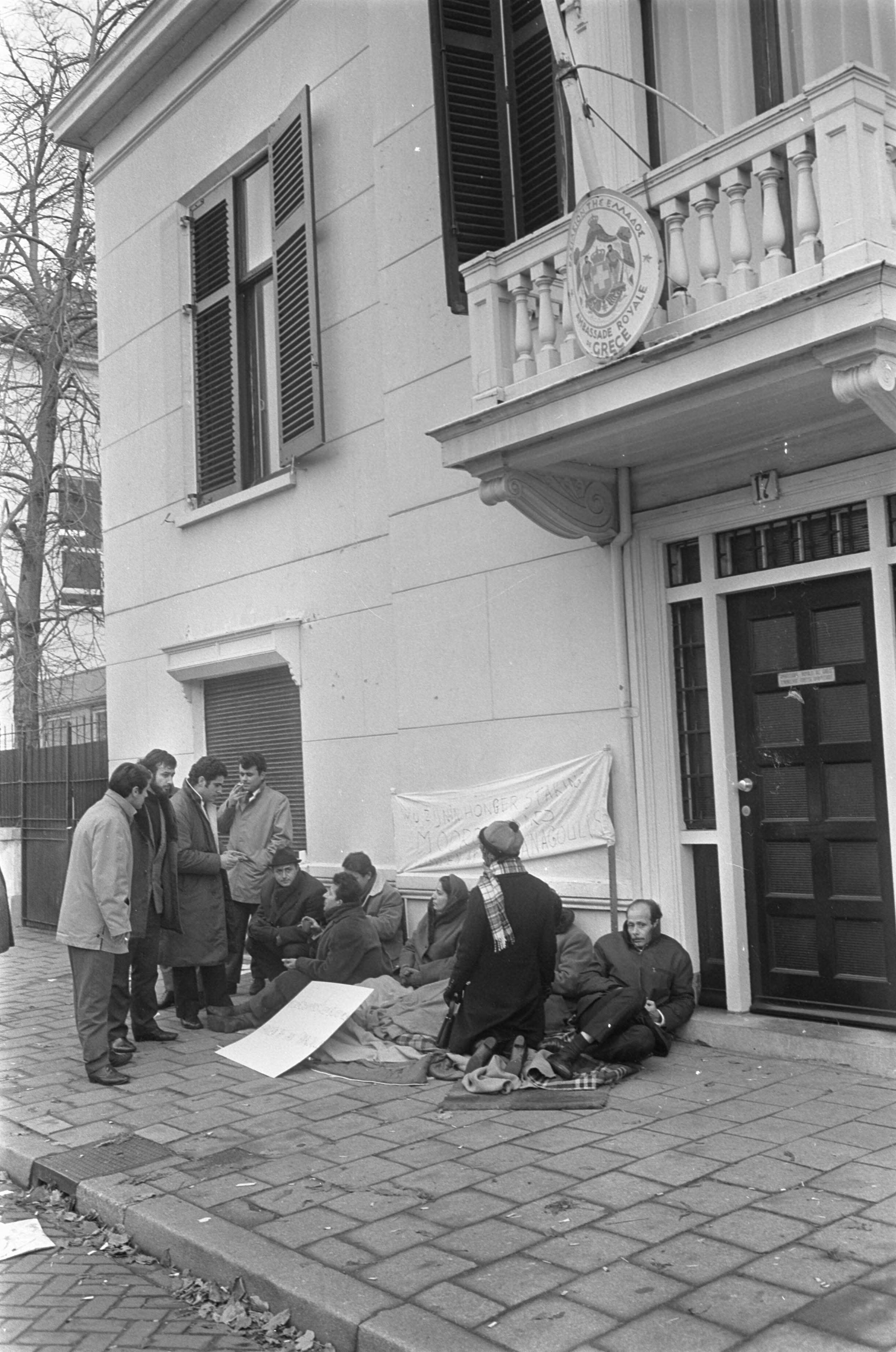 Fotocollectie Anefo — Grieken demonstreren in Den Haag demonstranten voor ambassadegebouw — Foto: Koch, Eric / Anefo. Licentie: Set B: Rechtenvrij / Publiek Domein. Bron: Nationaal Archief. http://hdl.handle.net/10648/ab556e42-d0b4-102d-bcf8-003048976d84
