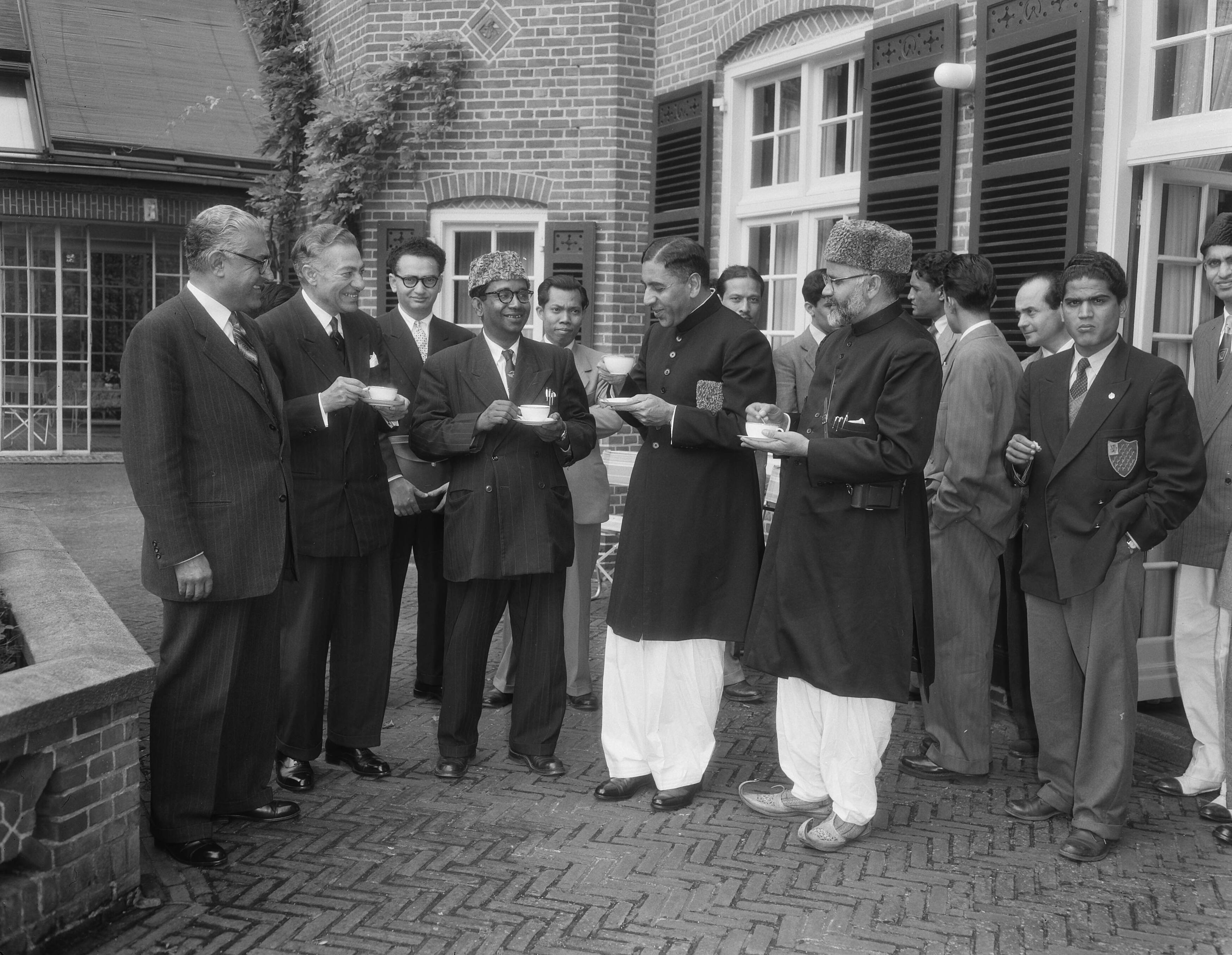 Fotocollectie Anefo — Viering in Wassenaar van de islamitische feestdag Idul Adha [Eidh al-Adha]. In het midden de Indonesische Hoge Commissaris Susanto Tirtoprodjo, de heer Meftah (ambassade Iran), Izzet Sior (Egyptische Legatie) en Bukhari (ambassade Pakistan)R — Foto: Duinen, G.W. van / Anefo. Licentie: Set B: Rechtenvrij / Publiek Domein. Bron: Nationaal Archief. http://hdl.handle.net/10648/a9279870-d0b4-102d-bcf8-003048976d84