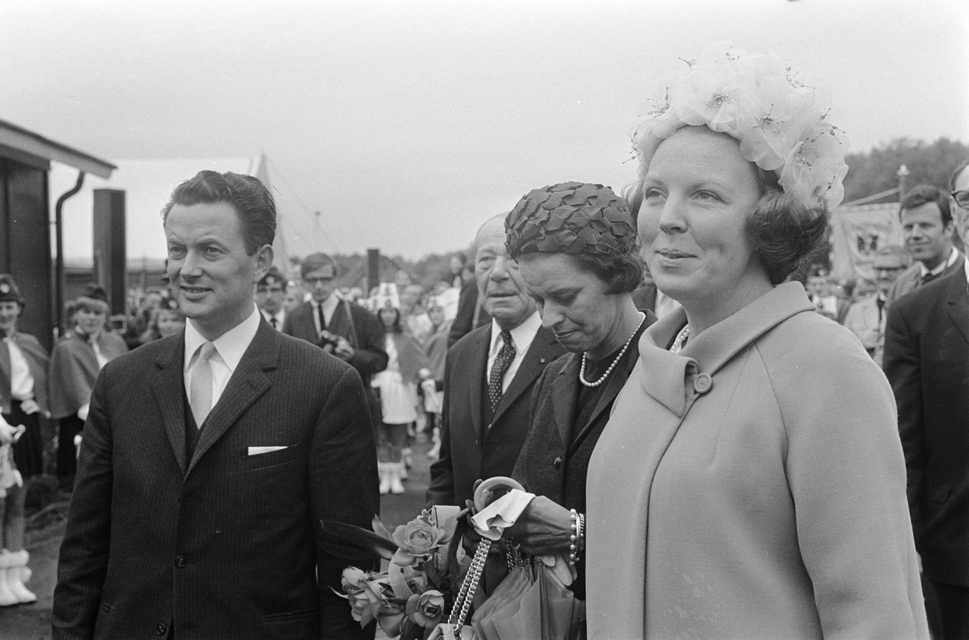 Fotocollectie Anefo — Prinses Beatrix in Drenthe opende vakantiecentrum prins Willem Alexander in Roden — Foto: Koch, Eric / Anefo. Licentie: Set B: Rechtenvrij / Publiek Domein. Bron: Nationaal Archief. http://hdl.handle.net/10648/ab401cd6-d0b4-102d-bcf8-003048976d84