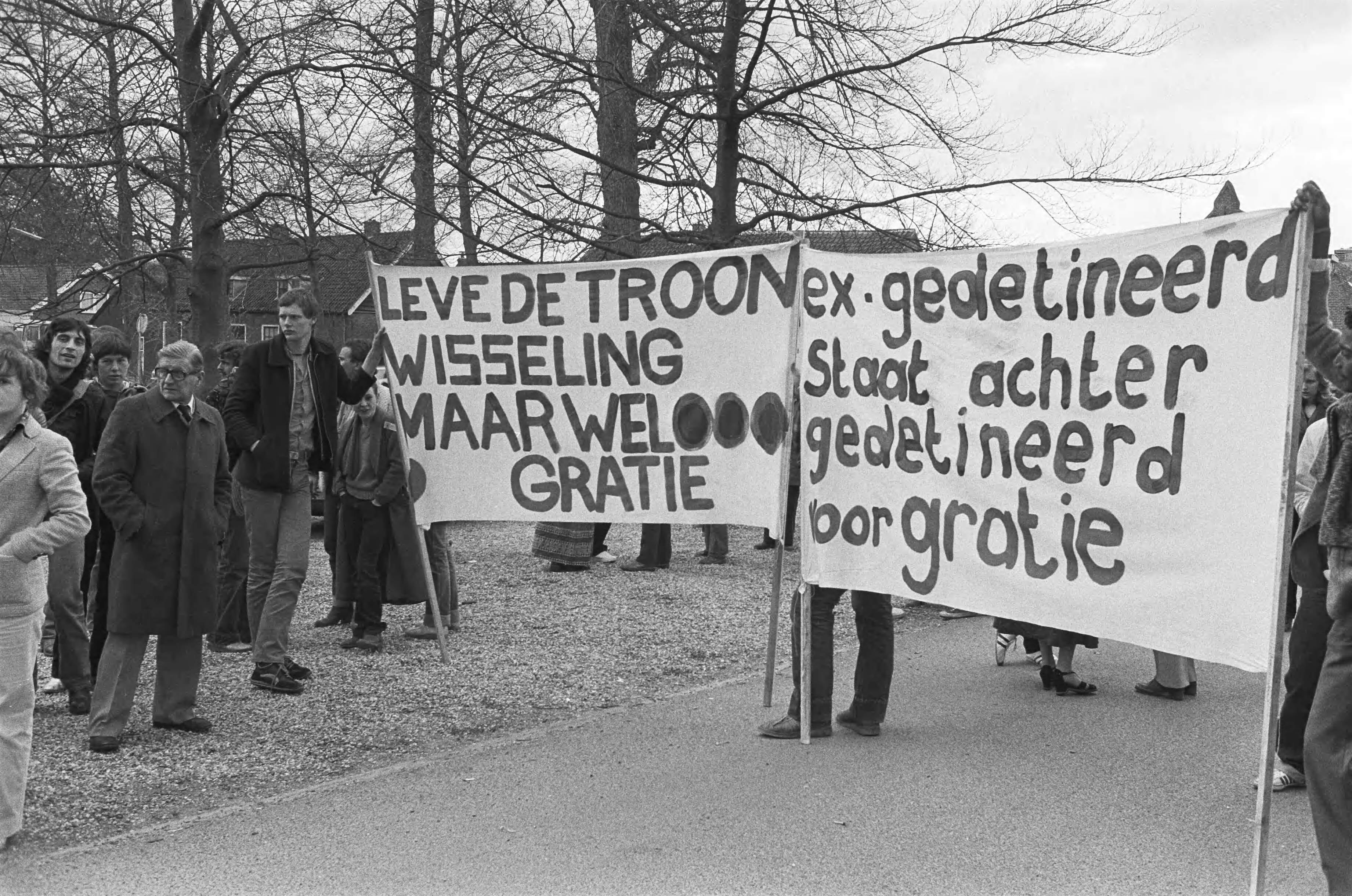 Fotocollectie Anefo — Demonstratie voor Kasteel Drakesteyn door Comité "Beatrix laat ons niet zitten" voor het verlenen van gratie aan gedetineerden op 30 april — Foto: Suyk, Koen / Anefo. Licentie: Set B: Rechtenvrij / Publiek Domein. Bron: Nationaal Archief. http://hdl.handle.net/10648/acdeaa12-d0b4-102d-bcf8-003048976d84