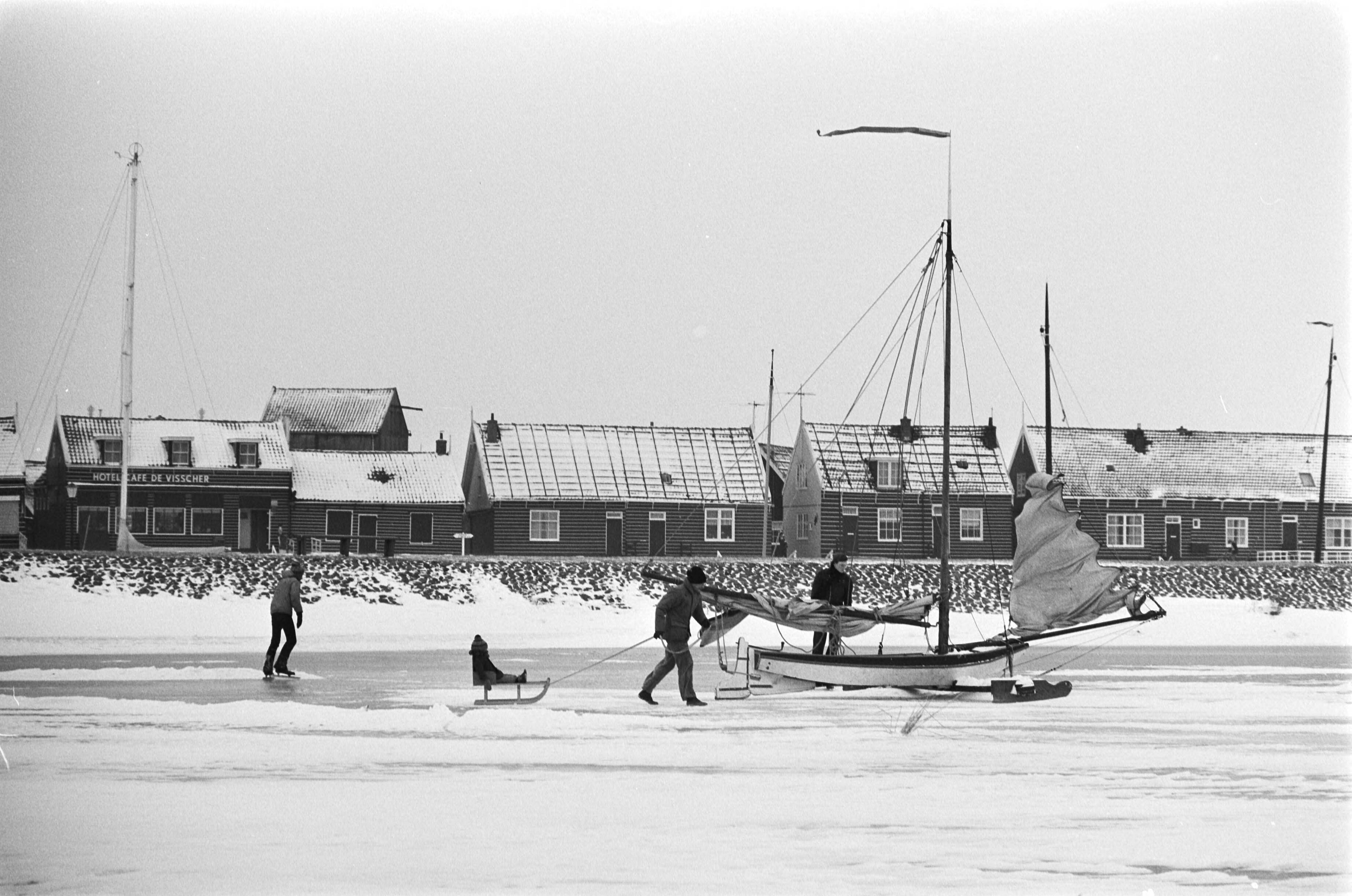 Fotocollectie Anefo — Schaatspret; Marken — Foto: Suyk, Koen / Anefo. Licentie: Set B: Rechtenvrij / Publiek Domein. Bron: Nationaal Archief. http://hdl.handle.net/10648/acc237c4-d0b4-102d-bcf8-003048976d84