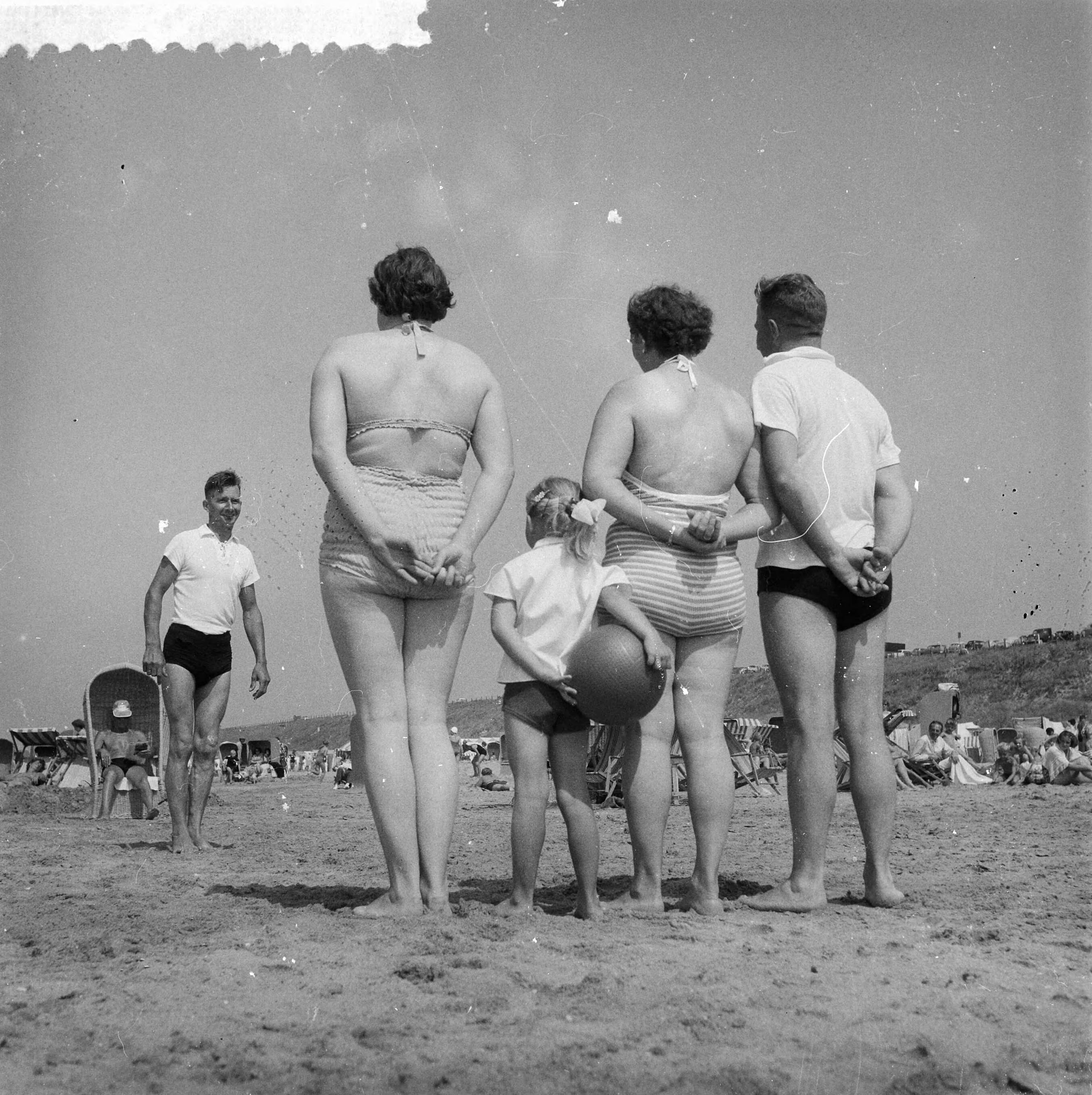 Fotocollectie Anefo — Strandleven te Zandvoort — Foto: Noske, J.D. / Anefo. Licentie: Set B: Rechtenvrij / Publiek Domein. Bron: Nationaal Archief. http://hdl.handle.net/10648/a96661cc-d0b4-102d-bcf8-003048976d84
