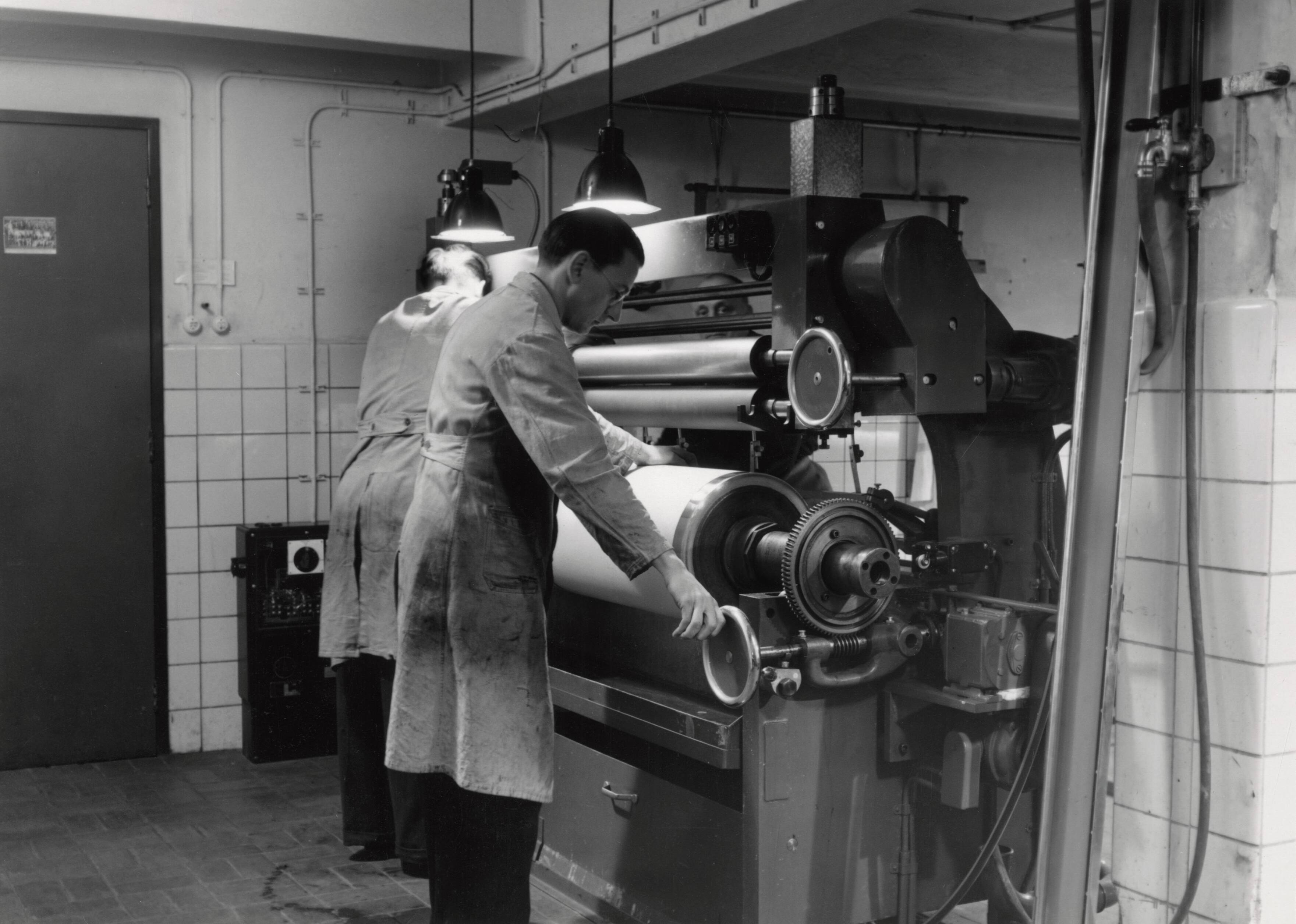 Collectie nader te bepalen — [Drukkerij N.V. De Spaarnestad] — Foto: Fotograaf Onbekend / Fotobureau onbekend / Spaarnestad Photo (05887). Licentie: Set B: Rechtenvrij / Publiek Domein. Bron: Nationaal Archief. http://hdl.handle.net/10648/35429da6-3ca8-a382-e063-6df0900a6686