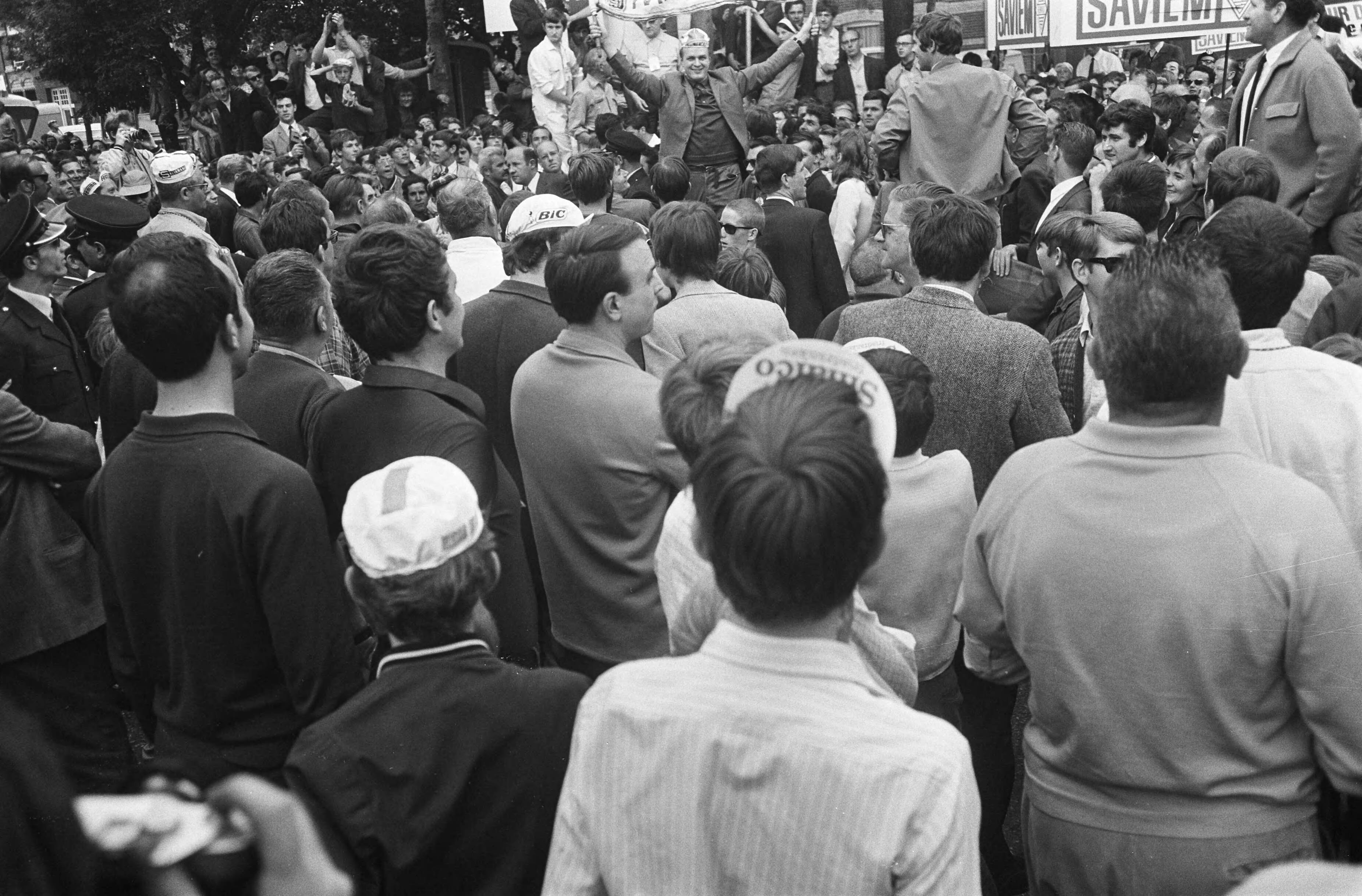 Tour de France 1969 — Drukte bij de finish van de 2e etappe in Maastricht — Foto: Fotograaf Onbekend / Anefo. Licentie: Set B: Rechtenvrij / Publiek Domein. Bron: Nationaal Archief. http://hdl.handle.net/10648/ab7121be-d0b4-102d-bcf8-003048976d84