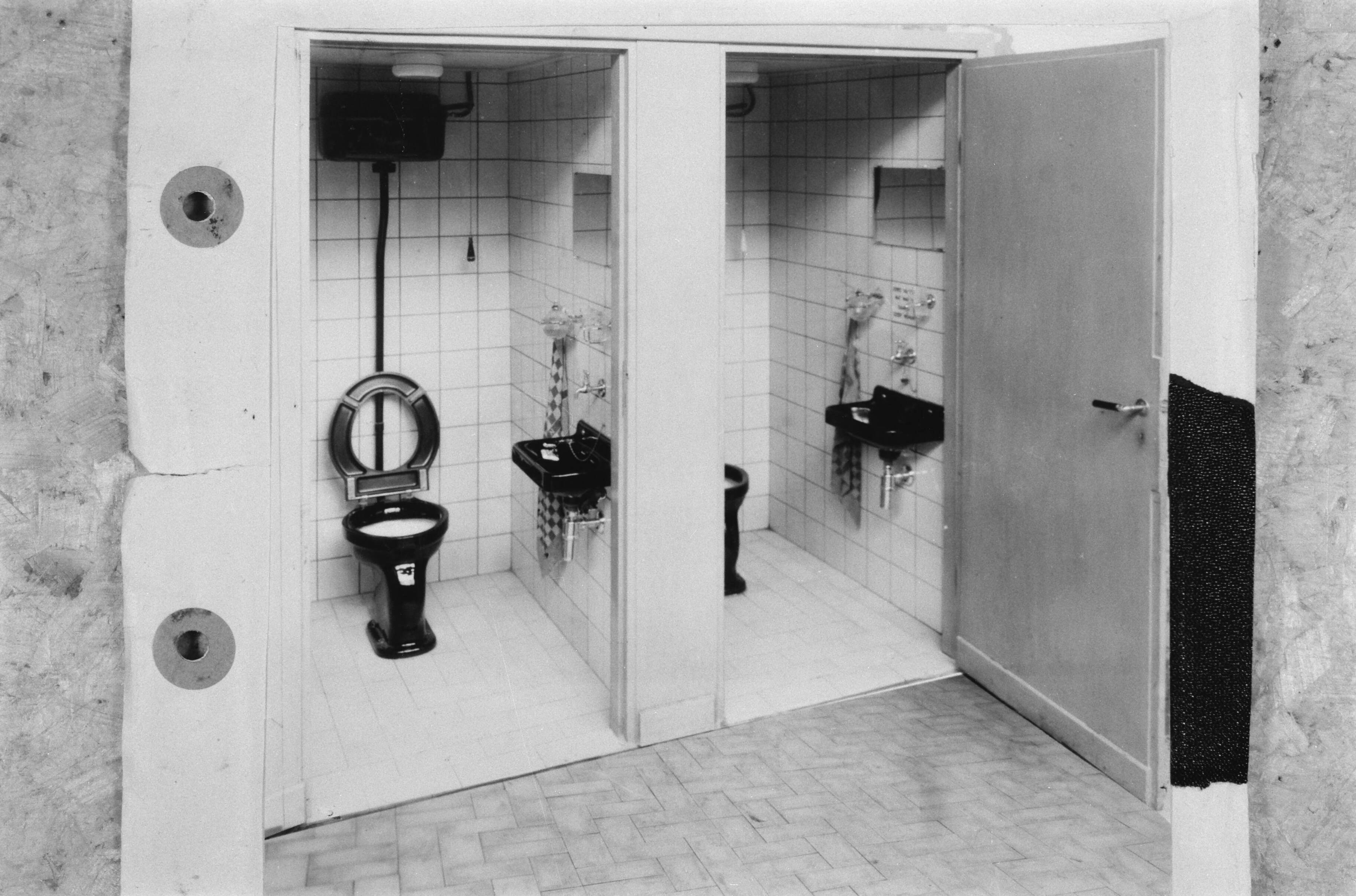 Fotocollectie Arbeidsinspectie — 3.5x3.5 Toiletten bij de NV Sphinx te Limmel (Maastricht) / negatiestrook — Foto: Onbekend / Publiek Domein of Rechtenvrij. Licentie: Set B: Rechtenvrij / Publiek Domein. Bron: Nationaal Archief. http://hdl.handle.net/10648/ad9e96f6-d0b4-102d-bcf8-003048976d84