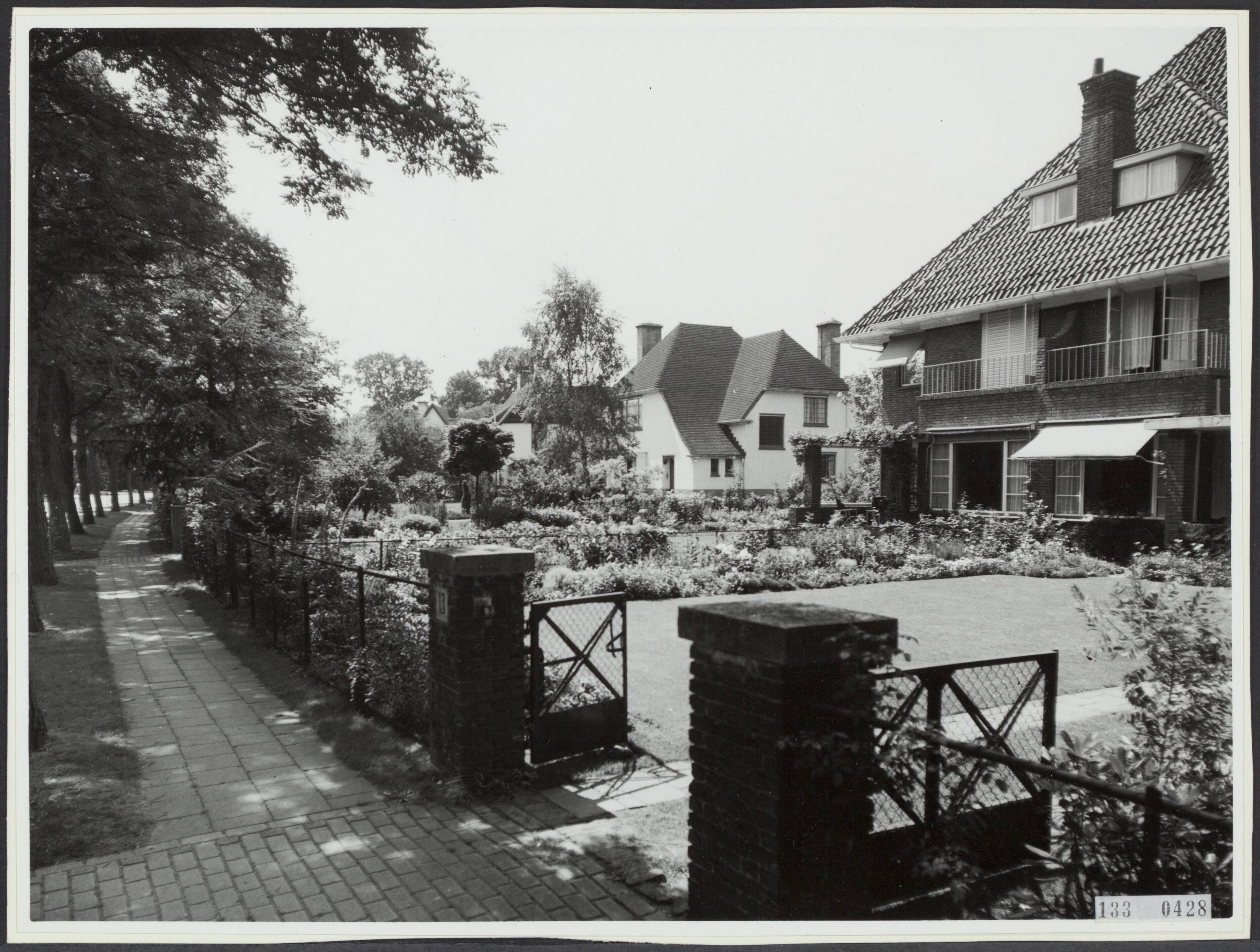 Fotocollectie Rijksvoorlichtingsdienst Eigen — Villa's met ruime voortuinen te Wassenaar — Foto: Fotobureau Meijer / RVD. Licentie: Set B: Rechtenvrij / Publiek Domein. Bron: Nationaal Archief. http://hdl.handle.net/10648/af593e42-d0b4-102d-bcf8-003048976d84
