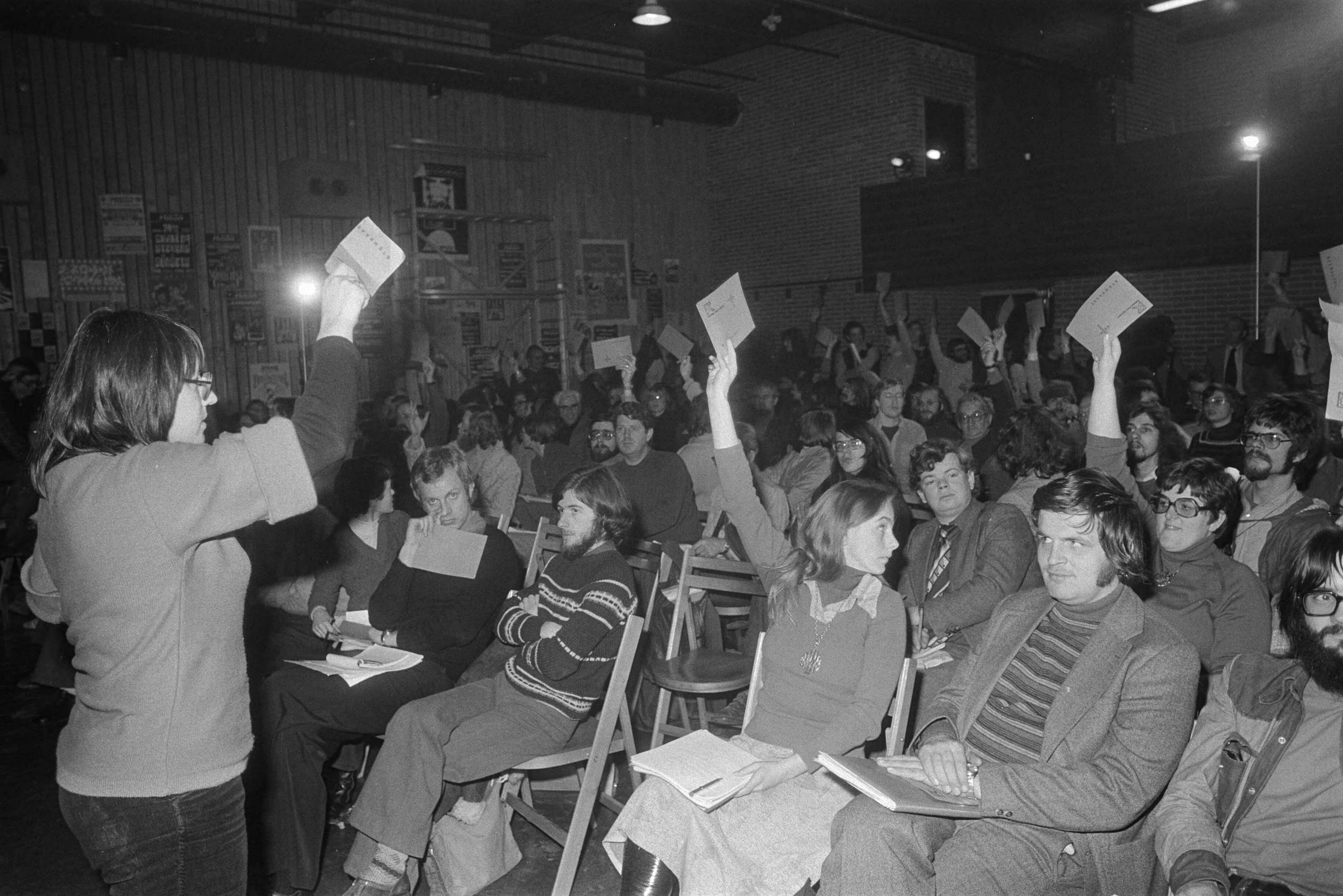 Fotocollectie Anefo — PPR-partijraad in Utrecht; overzicht tijdens de stemming — Foto: Peters, Hans / Anefo. Licentie: Set B: Rechtenvrij / Publiek Domein. Bron: Nationaal Archief. http://hdl.handle.net/10648/ac7c4890-d0b4-102d-bcf8-003048976d84