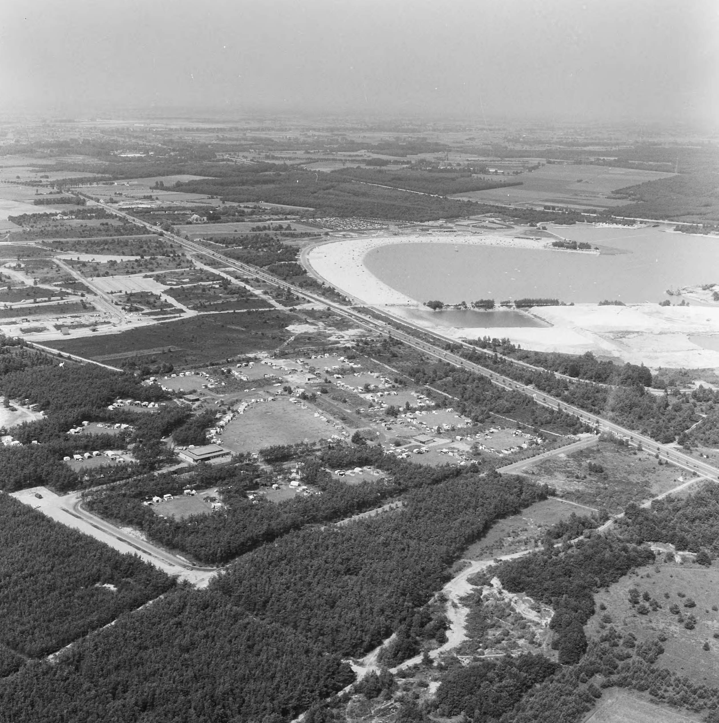 Fotocollectie Nederlandse Heidemaatschappij — Luchtopname. Recreatieplas Beekse Bergen met camping — Foto: Fotograaf Onbekend / Heidemij. Licentie: Set B: Rechtenvrij / Publiek Domein. Bron: Nationaal Archief. http://hdl.handle.net/10648/ae4f7d40-d0b4-102d-bcf8-003048976d84