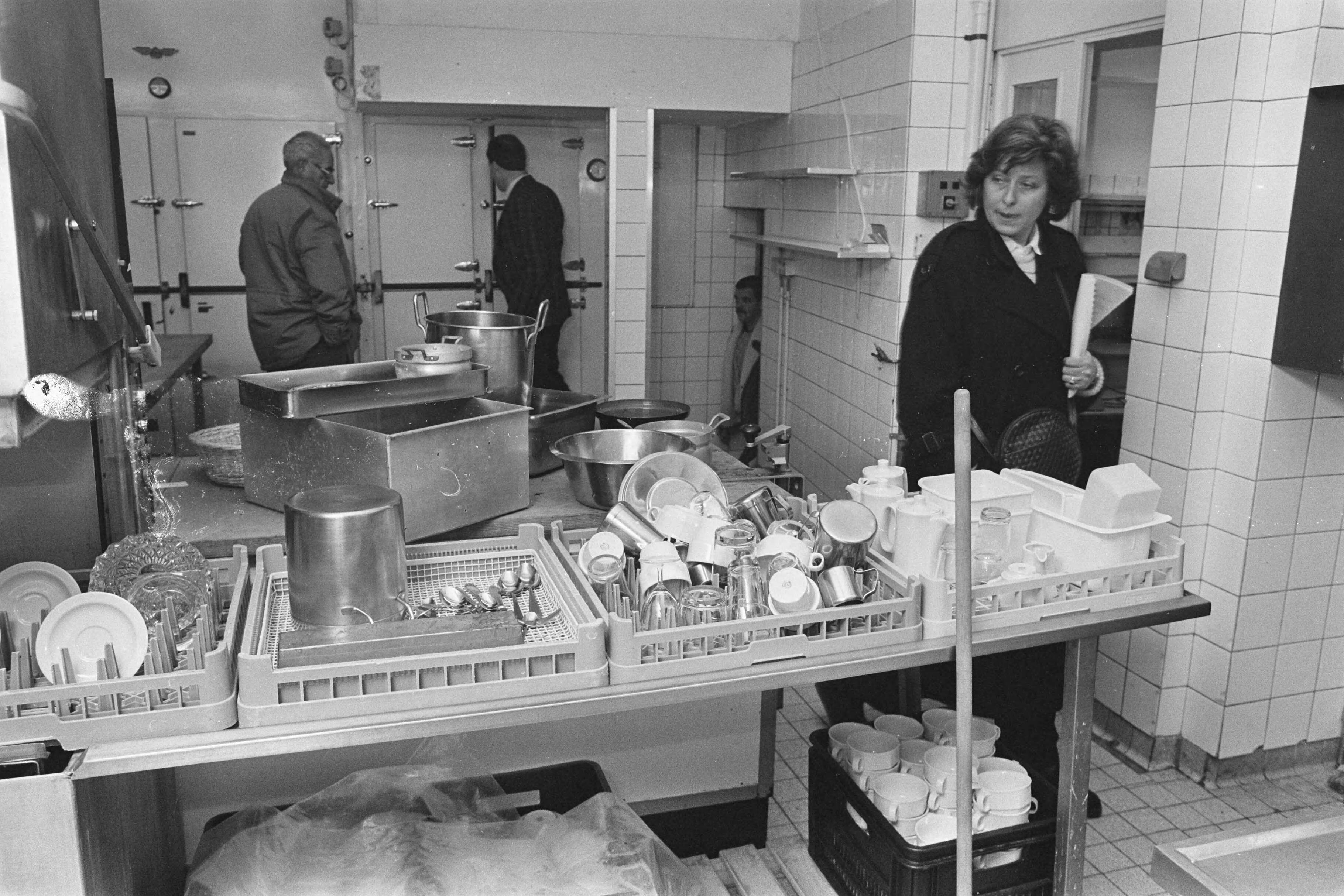 Fotocollectie Anefo — Executieverkoop inventaris Hotel Restaurant Bouwes in Zandvoort; kijk in keuken tijdens kijkdag — Foto: Croes, Rob C. / Anefo. Licentie: Set B: Rechtenvrij / Publiek Domein. Bron: Nationaal Archief. http://hdl.handle.net/10648/ad5abdd2-d0b4-102d-bcf8-003048976d84
