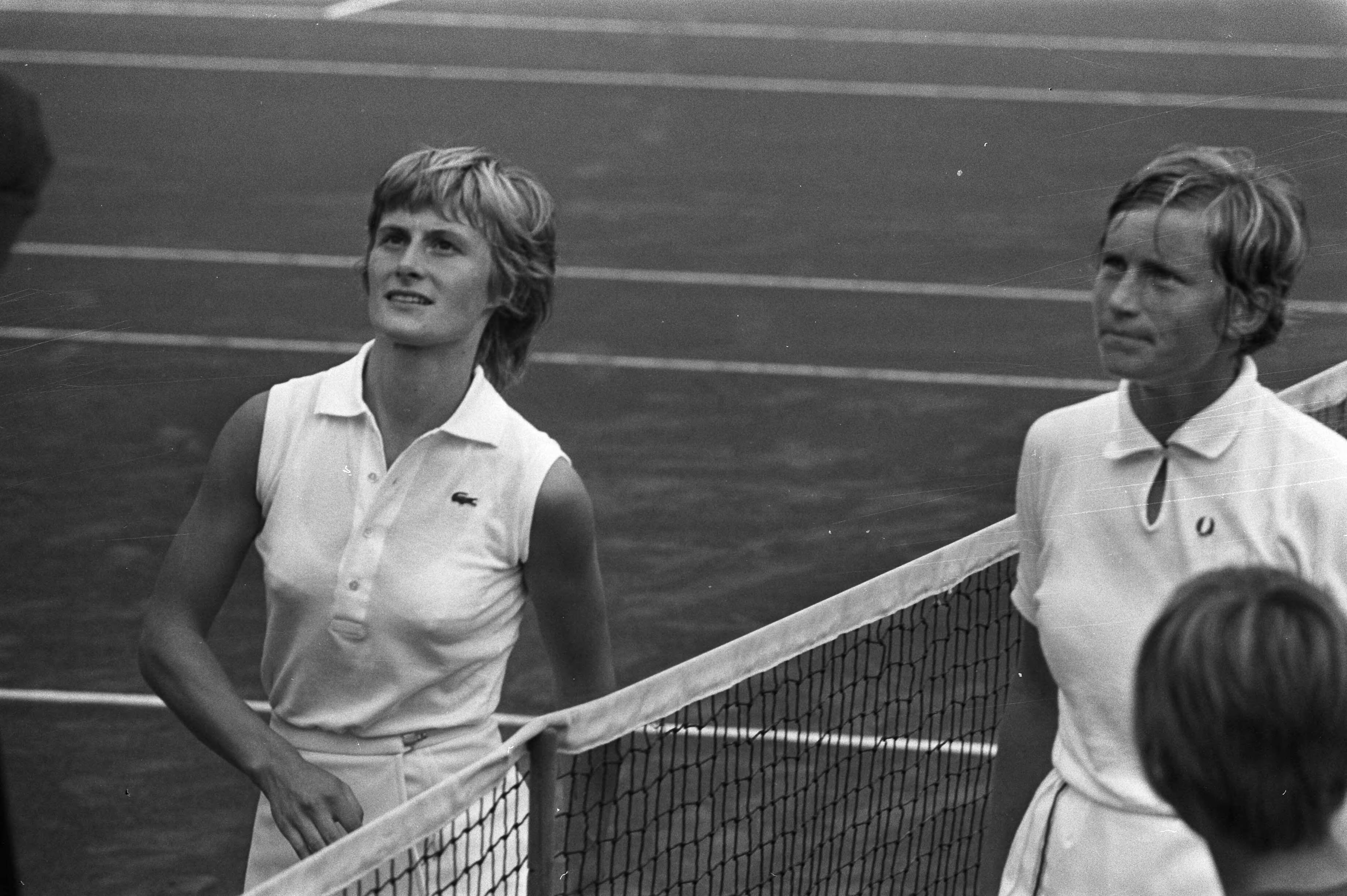 Fotocollectie Anefo — Nederlandse tenniskampioenschappen 1971 Scheveningen, (l) Marije Schaar , (r) Trudy Walholf — Foto: Punt, W. / Anefo. Licentie: Set B: Rechtenvrij / Publiek Domein. Bron: Nationaal Archief. http://hdl.handle.net/10648/abc9c59e-d0b4-102d-bcf8-003048976d84