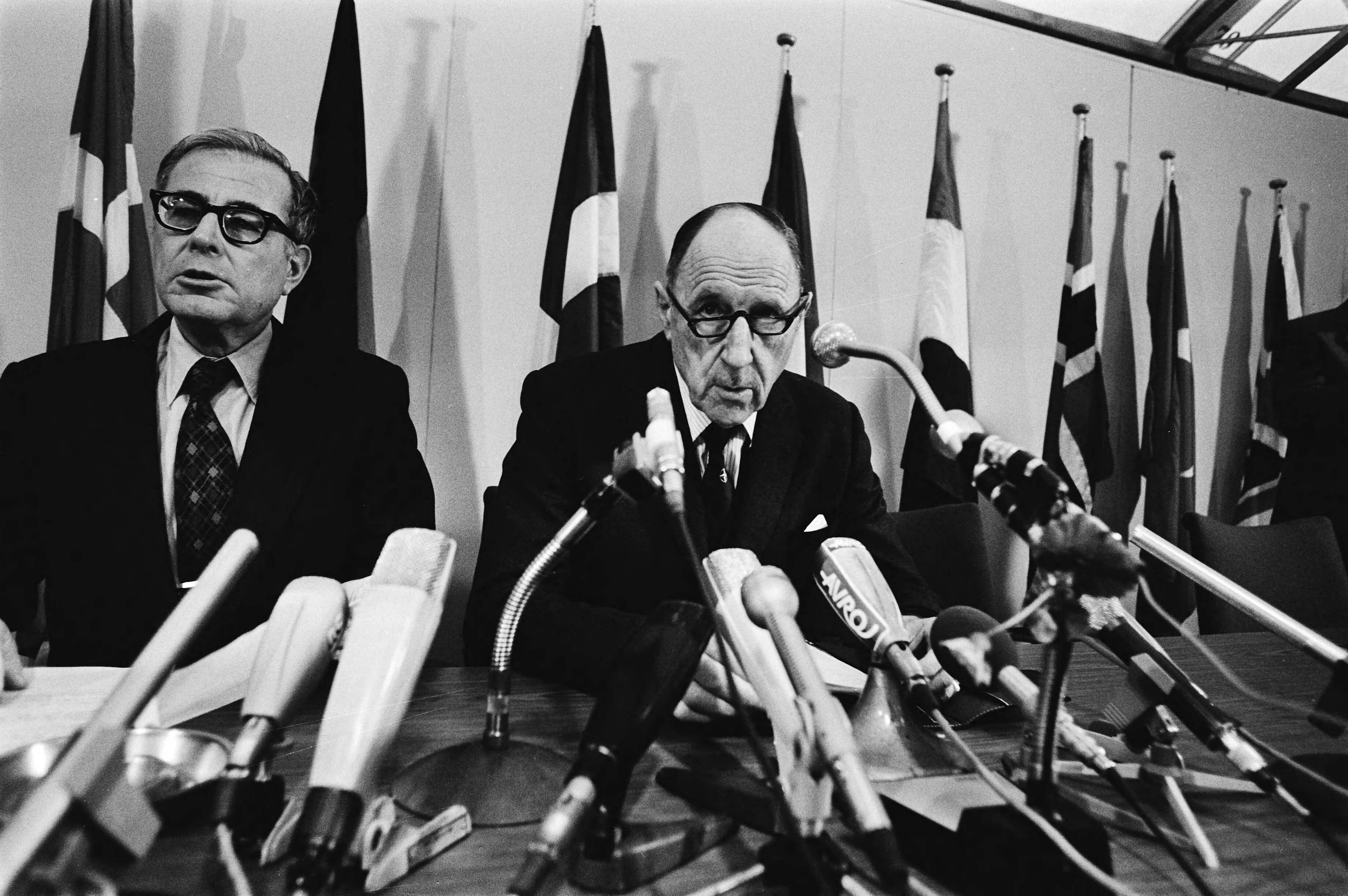 Persconferentie na NATO overleg in Den Haag van NATO — Harold Brown (l) en Joseph Luns — Foto: Croes, Rob C. / Anefo. Licentie: Set B: Rechtenvrij / Publiek Domein. Bron: Nationaal Archief. http://hdl.handle.net/10648/acd4c3f8-d0b4-102d-bcf8-003048976d84