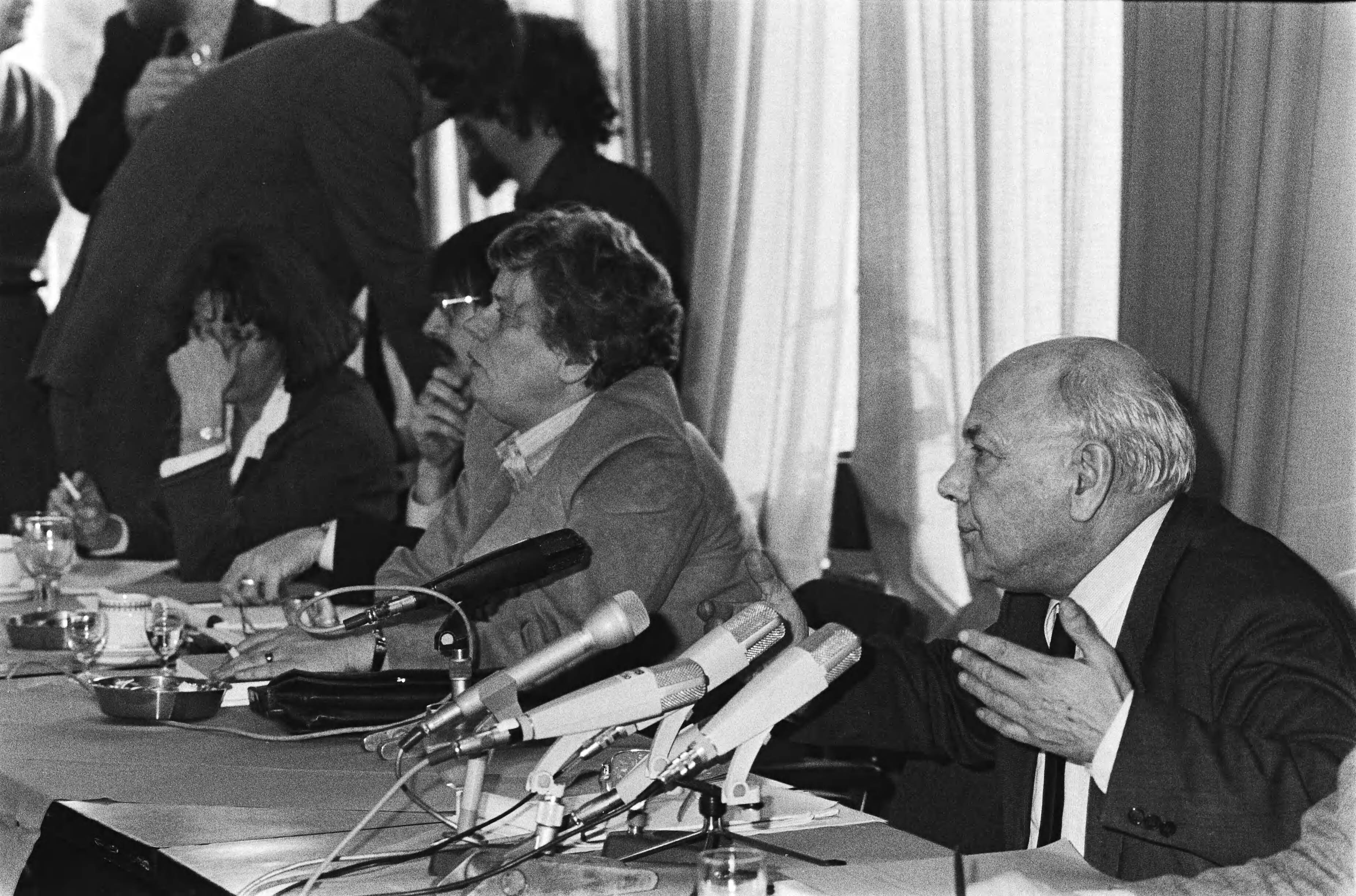 Fotocollectie Anefo — Den Uyl presenteert het werkgelegenheidsprogramma in eerste aanleg tijdens pc in Den Haag . Den Uyl en naast hem Dales (m.) en dAncona — Foto: Antonisse, Marcel / Anefo. Licentie: Set B: Rechtenvrij / Publiek Domein. Bron: Nationaal Archief. http://hdl.handle.net/10648/ad11877a-d0b4-102d-bcf8-003048976d84