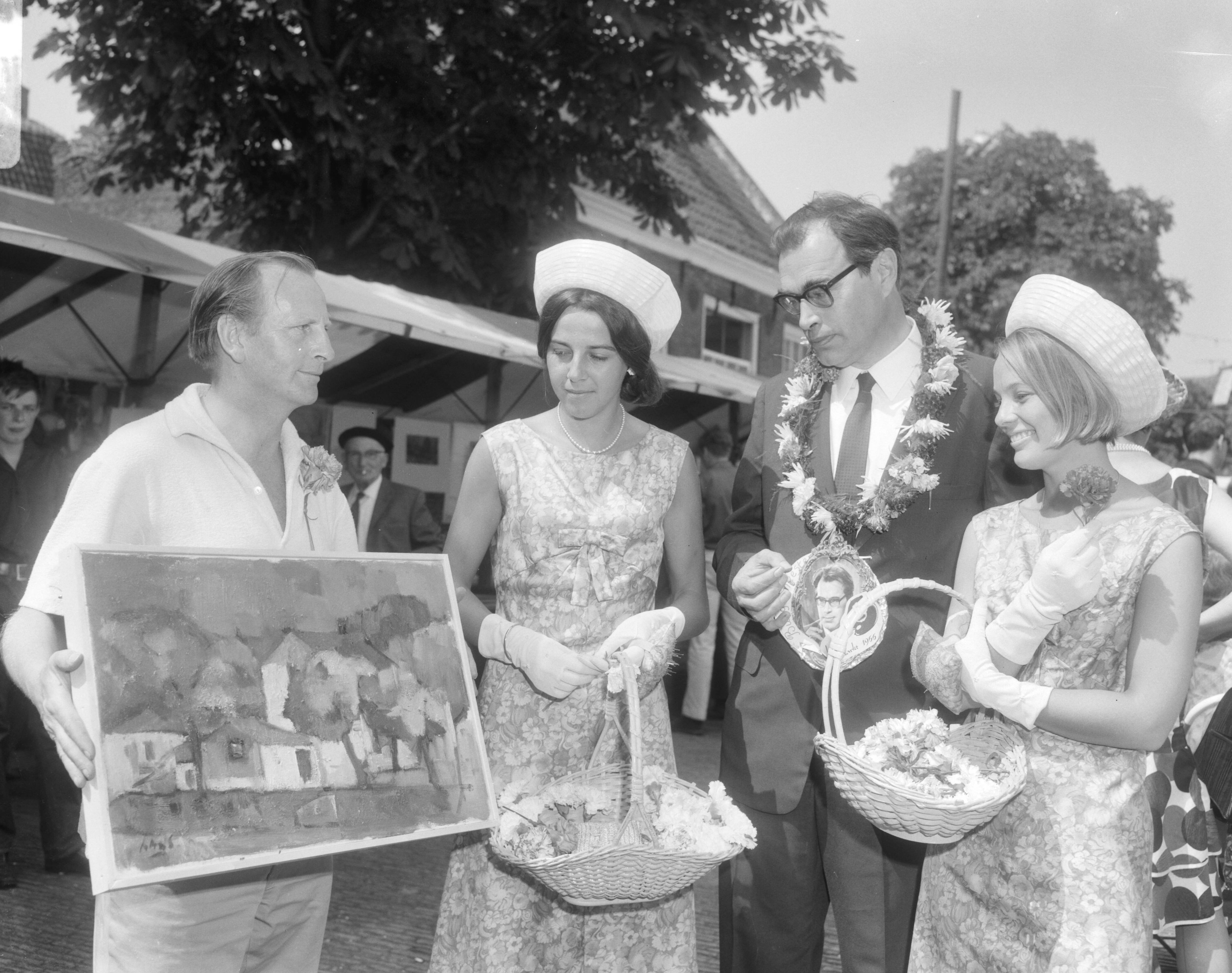 Fotocollectie Anefo — Jaarlijkse kunstmarkt in Haarlem — Foto: Bilsen, Joop van / Anefo. Licentie: Set B: Rechtenvrij / Publiek Domein. Bron: Nationaal Archief. http://hdl.handle.net/10648/aaee1ec2-d0b4-102d-bcf8-003048976d84