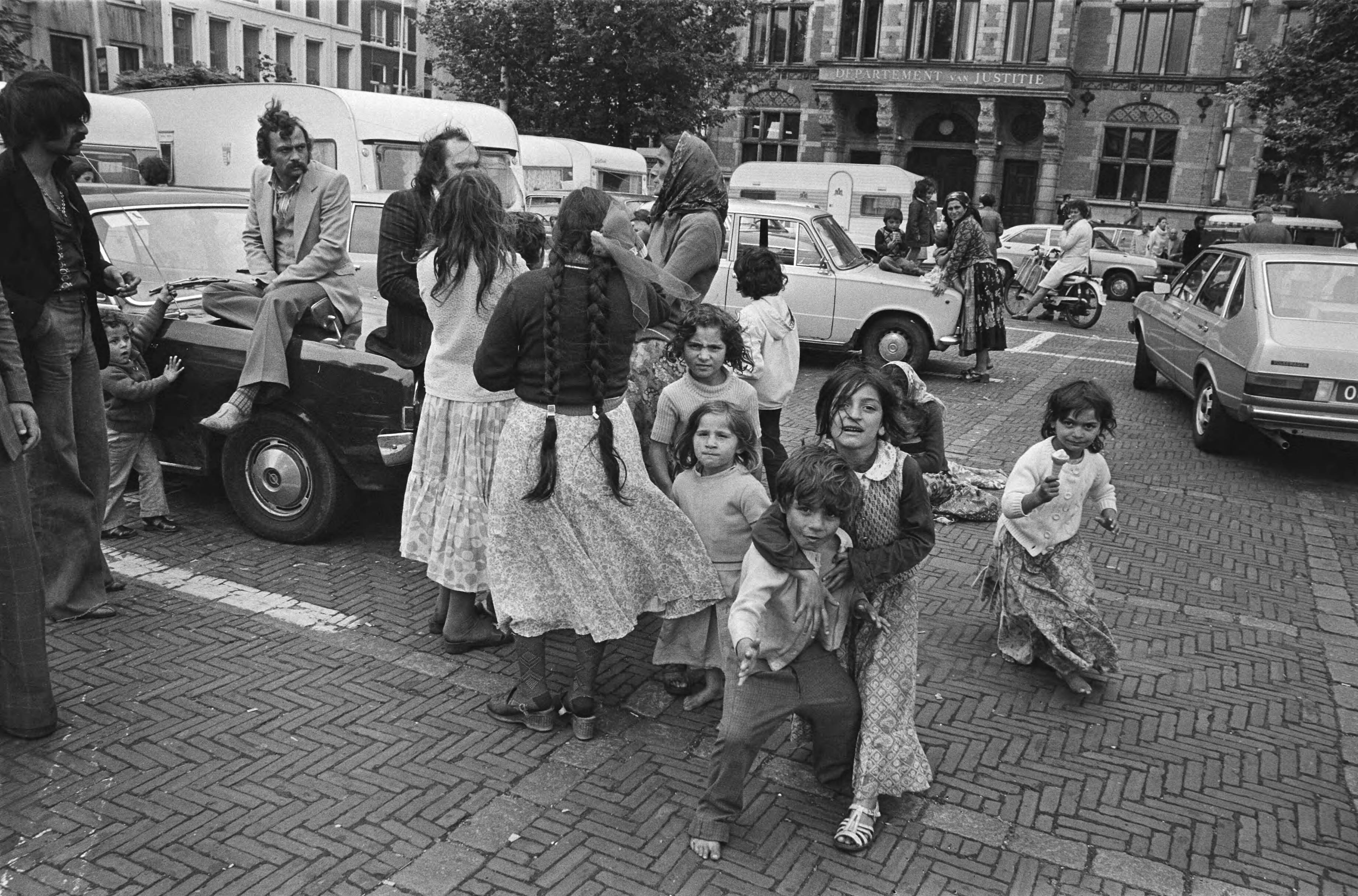 Fotocollectie Anefo — Groep zigeuners van Koning Petalo in Den Haag uit protest tegen behandeling zigeuners — Foto: Bogaerts, Rob / Anefo. Licentie: Set B: Rechtenvrij / Publiek Domein. Bron: Nationaal Archief. http://hdl.handle.net/10648/aca19d66-d0b4-102d-bcf8-003048976d84