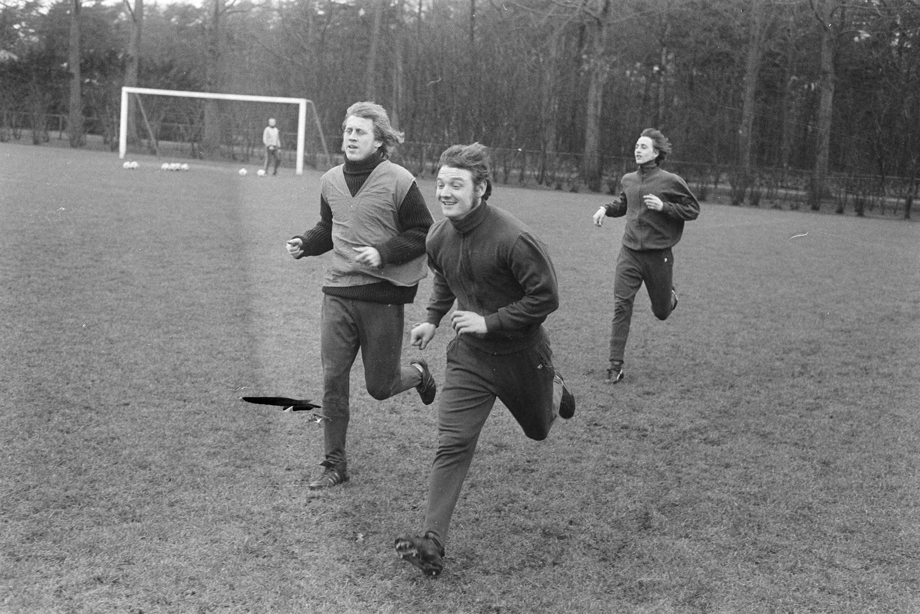 Fotocollectie Anefo — Selectie voor Nederlands elftal traint voor wedstrijd tegen Luxemburg, Zeist; v.l.n.r. Rijnders, W. Lippens trainen — Foto: Verhoeff, Bert / Anefo. Licentie: Set B: Rechtenvrij / Publiek Domein. Bron: Nationaal Archief. http://hdl.handle.net/10648/abb3c12c-d0b4-102d-bcf8-003048976d84