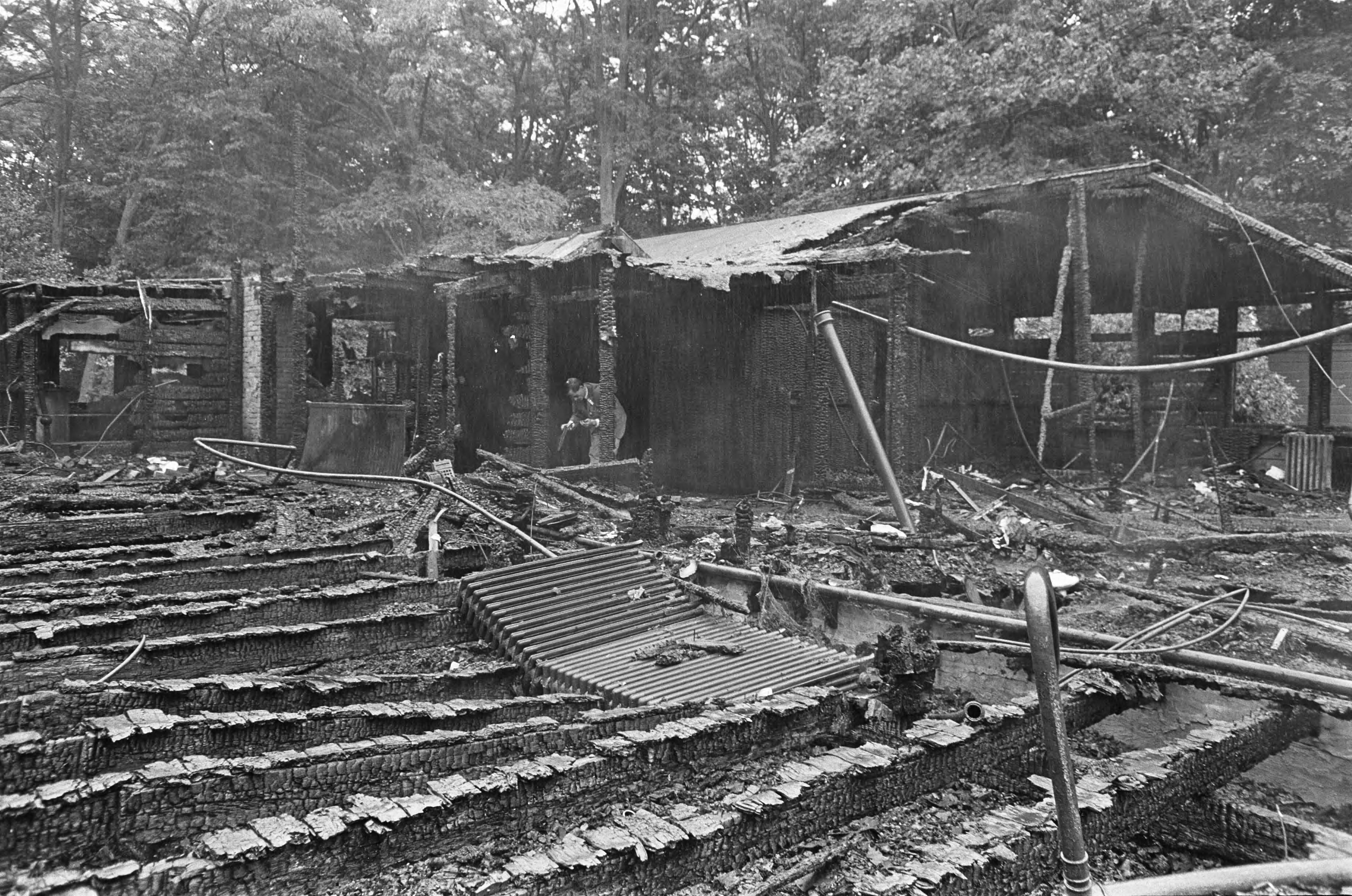 Fotocollectie Anefo — Brand te Naarden, in de St. Michaelkerk , de resten van kerk — Foto: Nijs, Jac. de / Anefo. Licentie: Set B: Rechtenvrij / Publiek Domein. Bron: Nationaal Archief. http://hdl.handle.net/10648/aaf59f26-d0b4-102d-bcf8-003048976d84