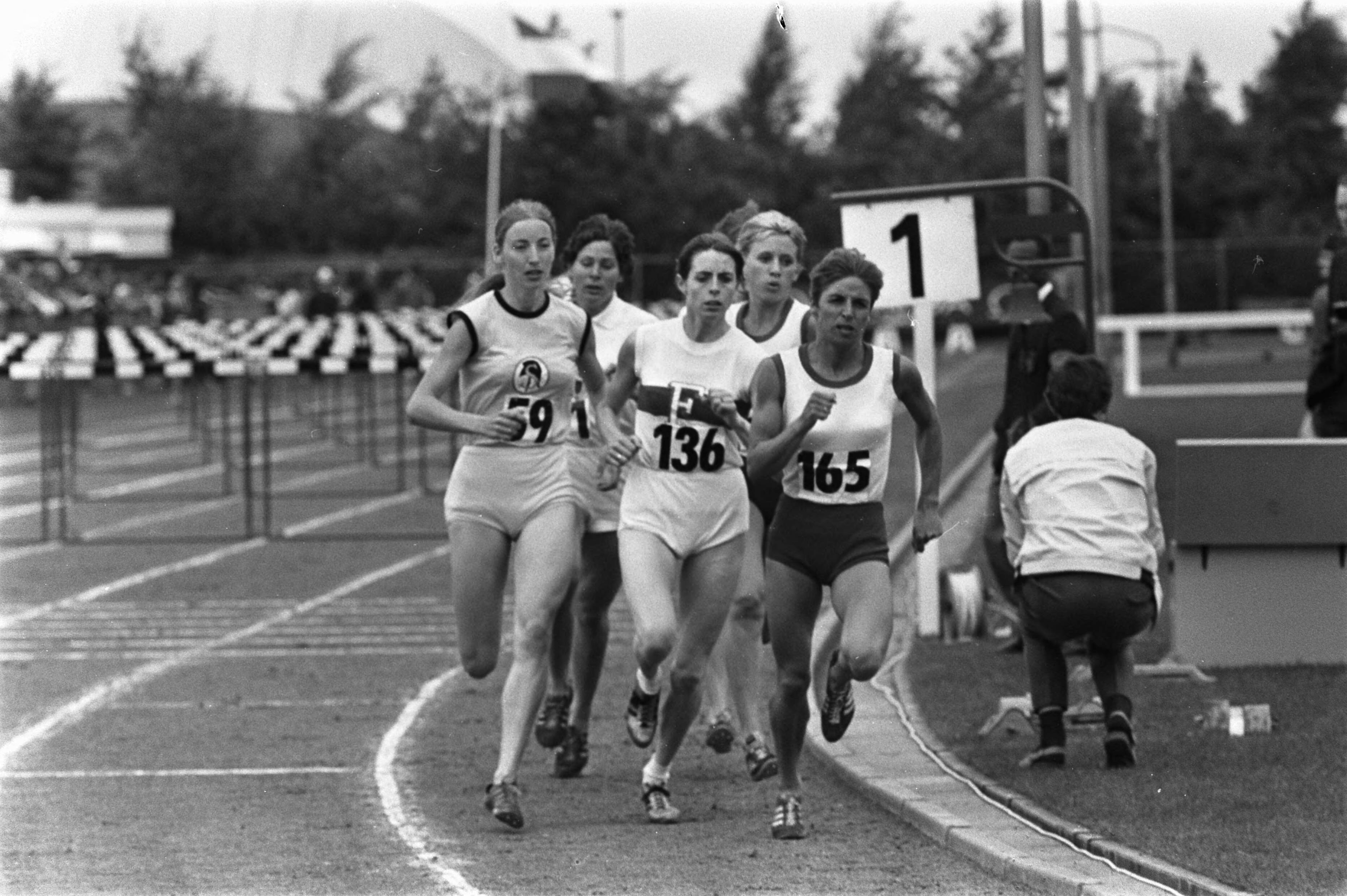 Fotocollectie Anefo — Nationale atletiekkampioenschappen in Haarlem; 800 meter dames; Anette-de Lange (nr. 59) en Ilja Keizer (nr. 1 in aktie — Foto: Koch, Eric / Anefo. Licentie: Set B: Rechtenvrij / Publiek Domein. Bron: Nationaal Archief. http://hdl.handle.net/10648/ab9da838-d0b4-102d-bcf8-003048976d84