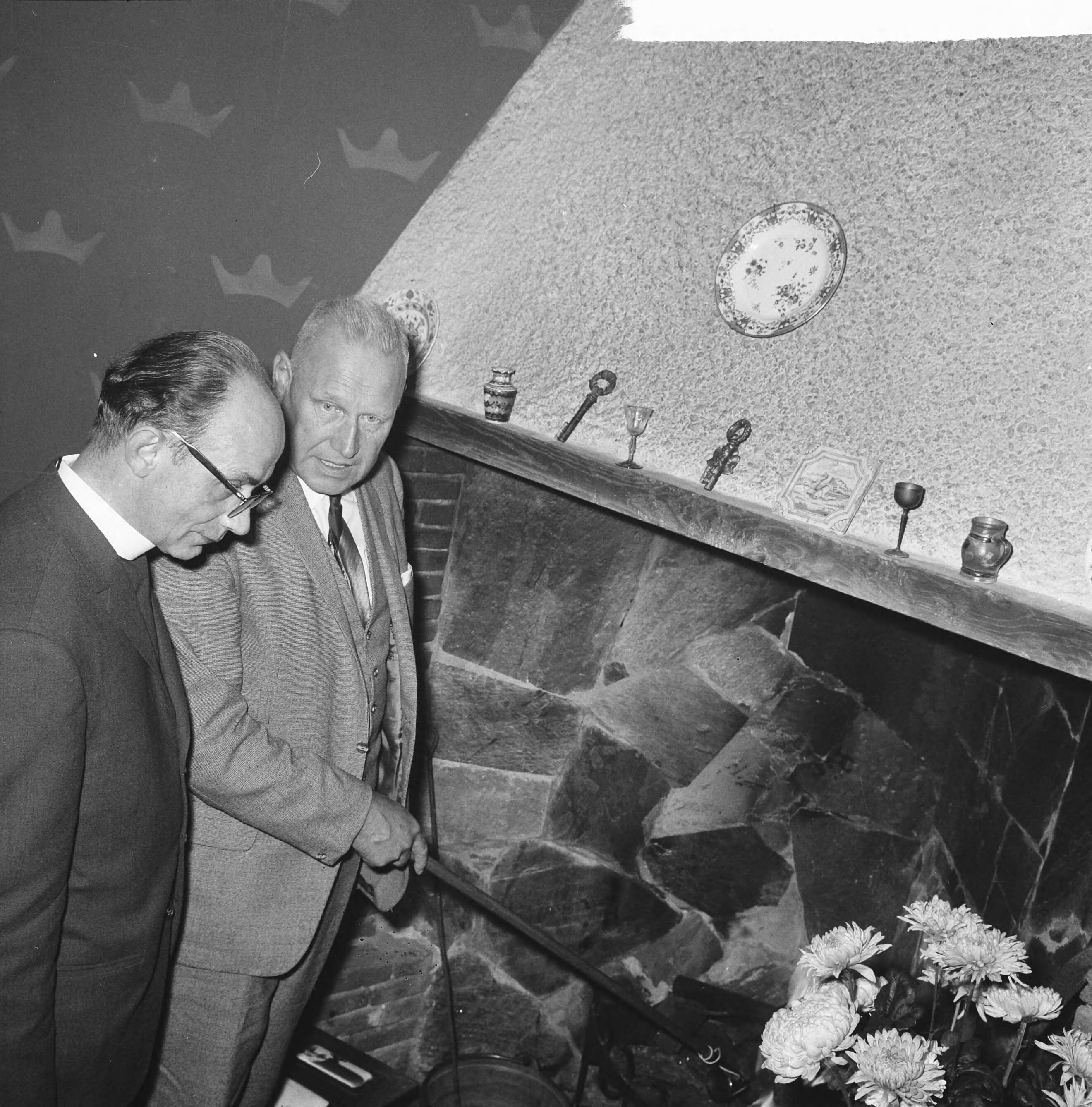 Fotocollectie Anefo — Artiesten-sociëteit te Hilversum geopend, Burgemeester Boot van Hilversum opende sociëteit, naast hem artiesten-aalmoezenier Theo Kloeg — Foto: Nijs, Jac. de / Anefo. Licentie: Set B: Rechtenvrij / Publiek Domein. Bron: Nationaal Archief. http://hdl.handle.net/10648/aabed37e-d0b4-102d-bcf8-003048976d84