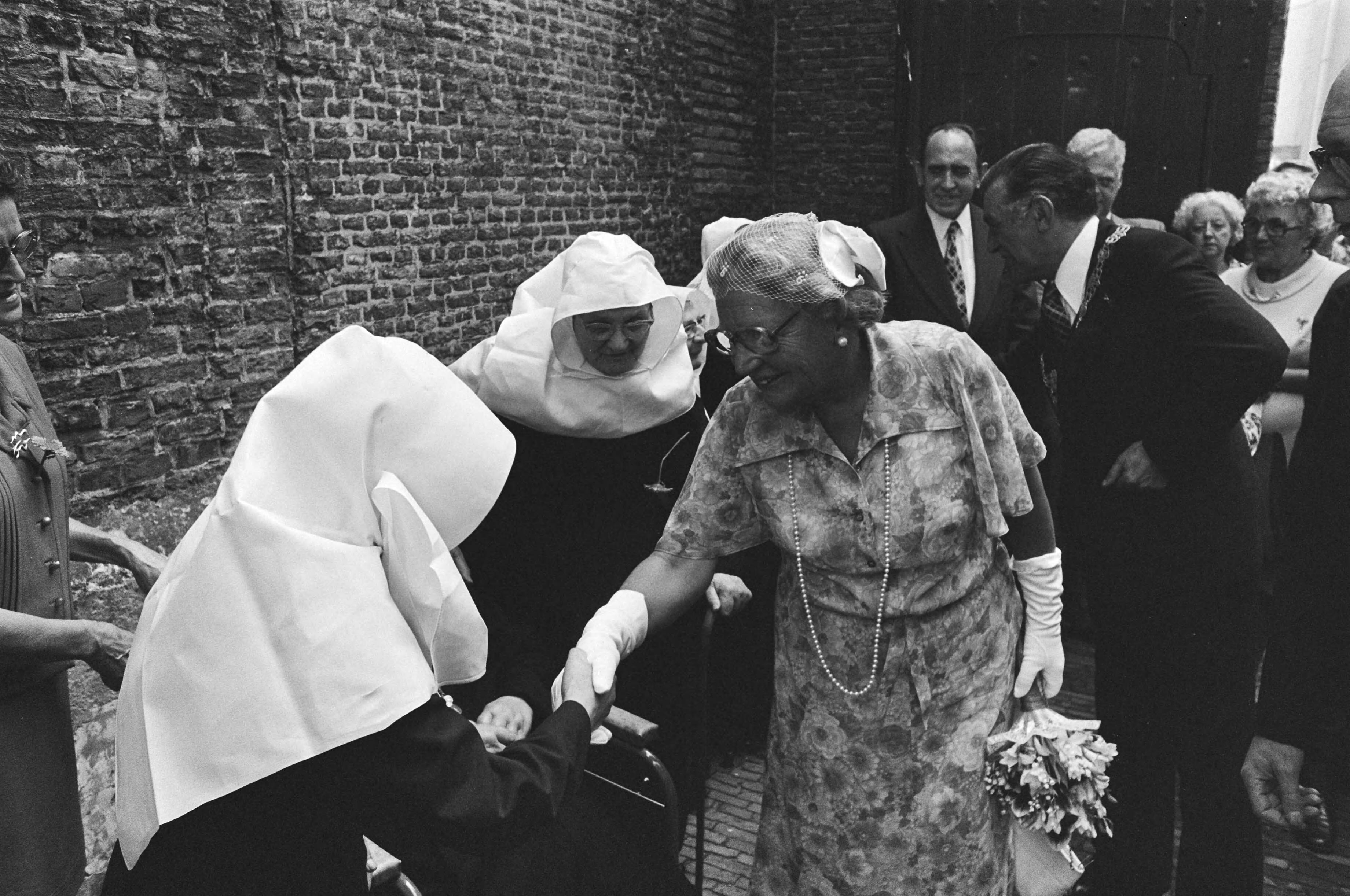 Fotocollectie Anefo — koningin Juliana bezoekt West-Brabant, koningin Juliana krijgt "Begijnenrijst" van Begijntje in Breda — Foto: Verhoeff, Bert / Anefo. Licentie: Set B: Rechtenvrij / Publiek Domein. Bron: Nationaal Archief. http://hdl.handle.net/10648/ac870f00-d0b4-102d-bcf8-003048976d84