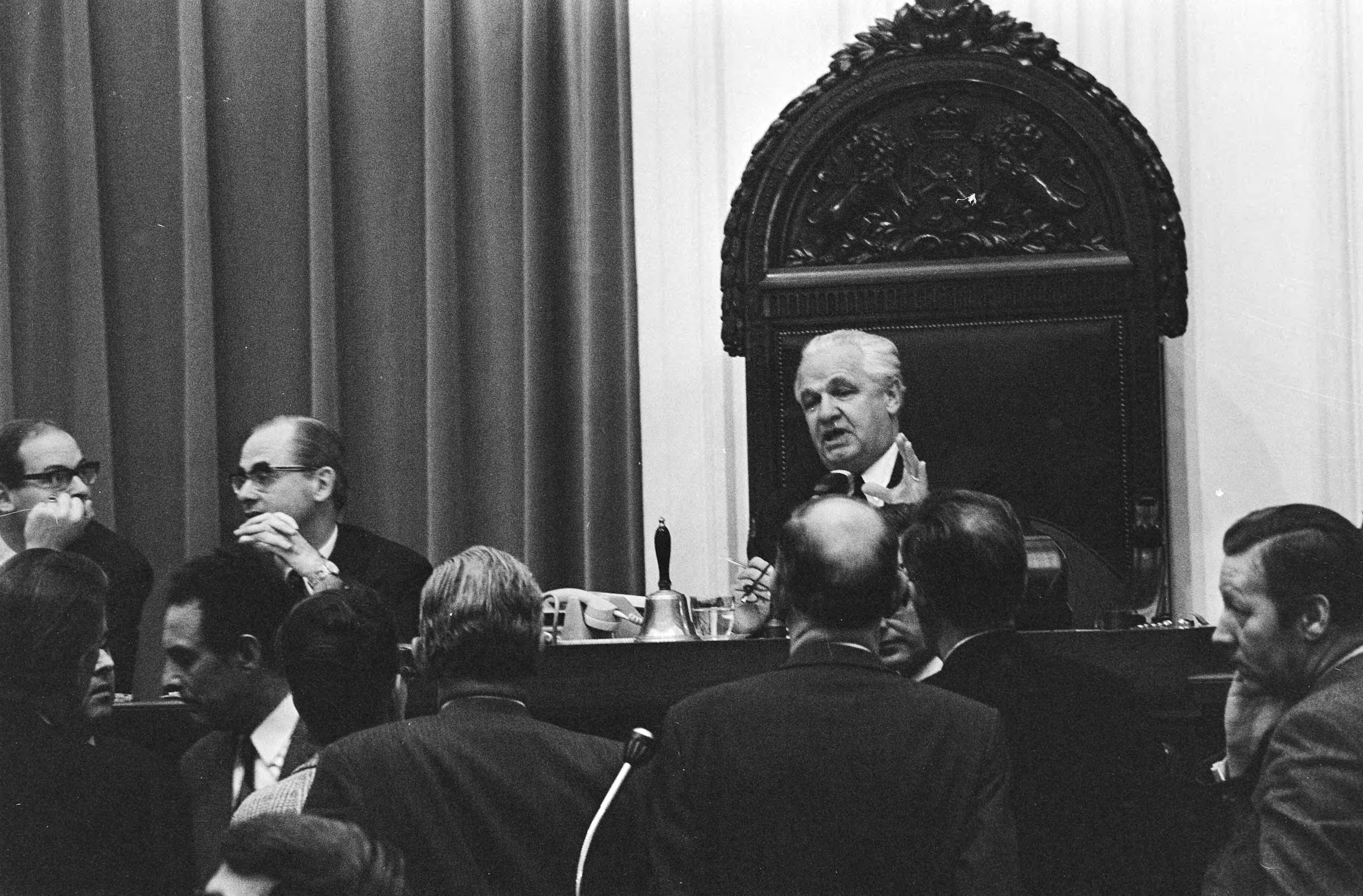 Fotocollectie Anefo — Tweede Kamer ; rijksbegroting van Justitie en Binnenlandse Zaken , Den Haag ; nr. 6: links minister Beernink, rechts minister Polak — Foto: Mieremet, Rob / Anefo. Licentie: Set B: Rechtenvrij / Publiek Domein. Bron: Nationaal Archief. http://hdl.handle.net/10648/aba8c2c2-d0b4-102d-bcf8-003048976d84