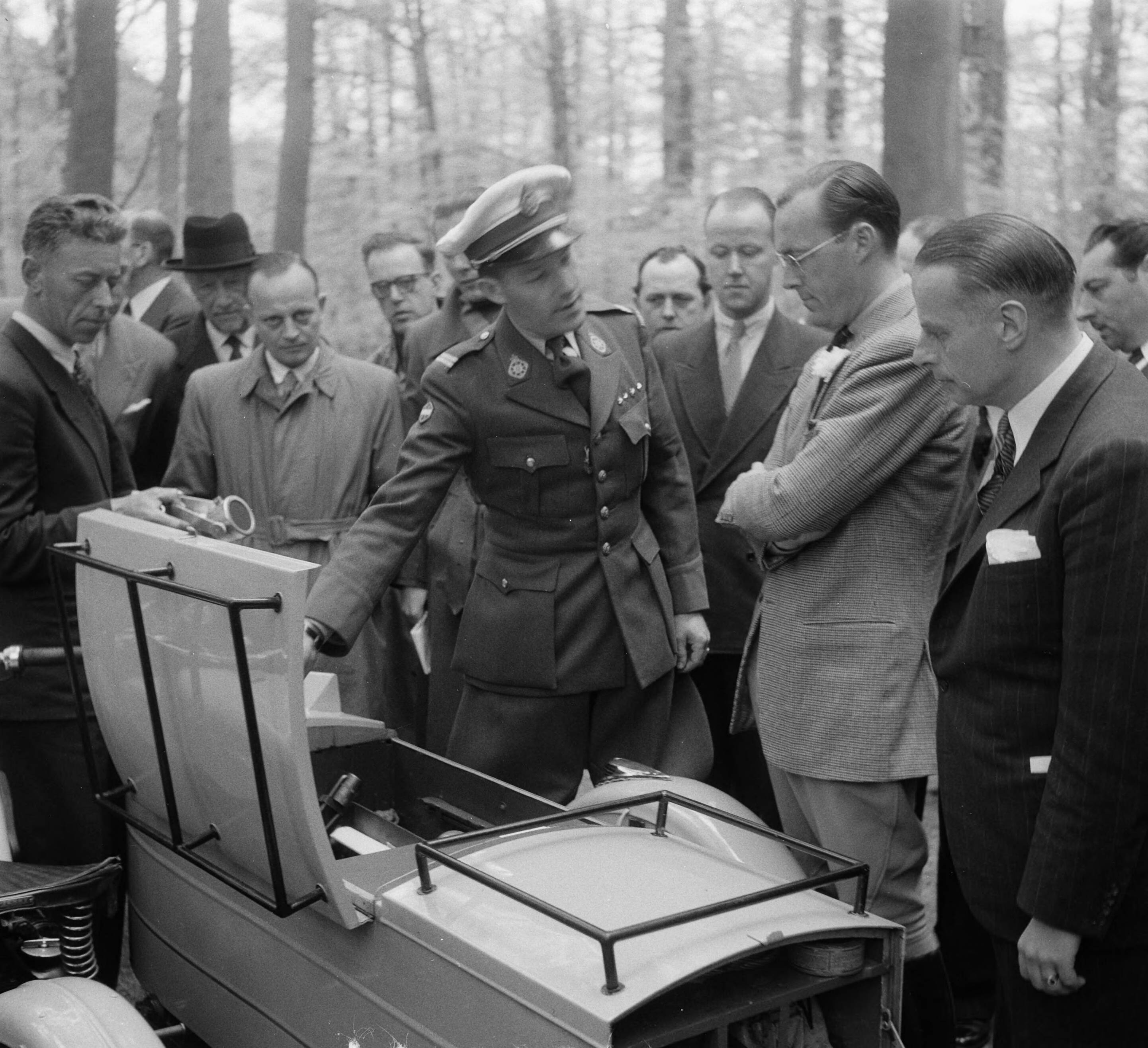 Viering 5-jarig bestaan Wegenwacht. Inspectie door prins Bernhard in de tuin van paleis Soestdijk — Viering 5-jarig bestaan Wegenwacht. Inspectie door prins Bernhard in de tuin van paleis Soestdijk van wegenwachters met hun voertuigen — Foto: Noske, J.D. / Anefo. Licentie: Set B: Rechtenvrij / Publiek Domein. Bron: Nationaal Archief. http://hdl.handle.net/10648/a8e9d8fa-d0b4-102d-bcf8-003048976d84