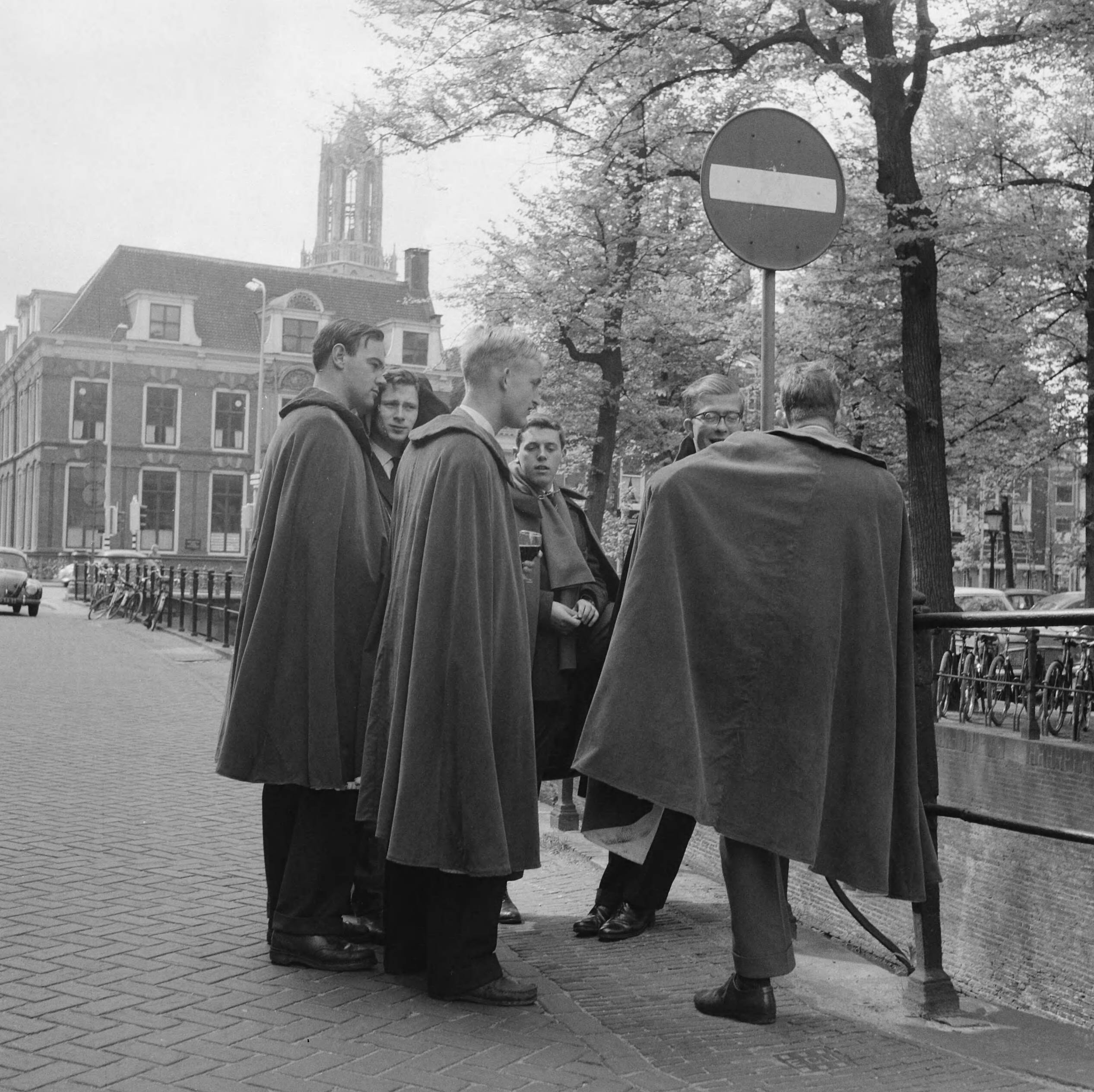 Fotocollectie Anefo — Capes voor studenten te Utrecht in verband met 325-jarig bestaan van het corps — Foto: Nijs, Jac. de / Anefo. Licentie: Set B: Rechtenvrij / Publiek Domein. Bron: Nationaal Archief. http://hdl.handle.net/10648/a9d44c14-d0b4-102d-bcf8-003048976d84