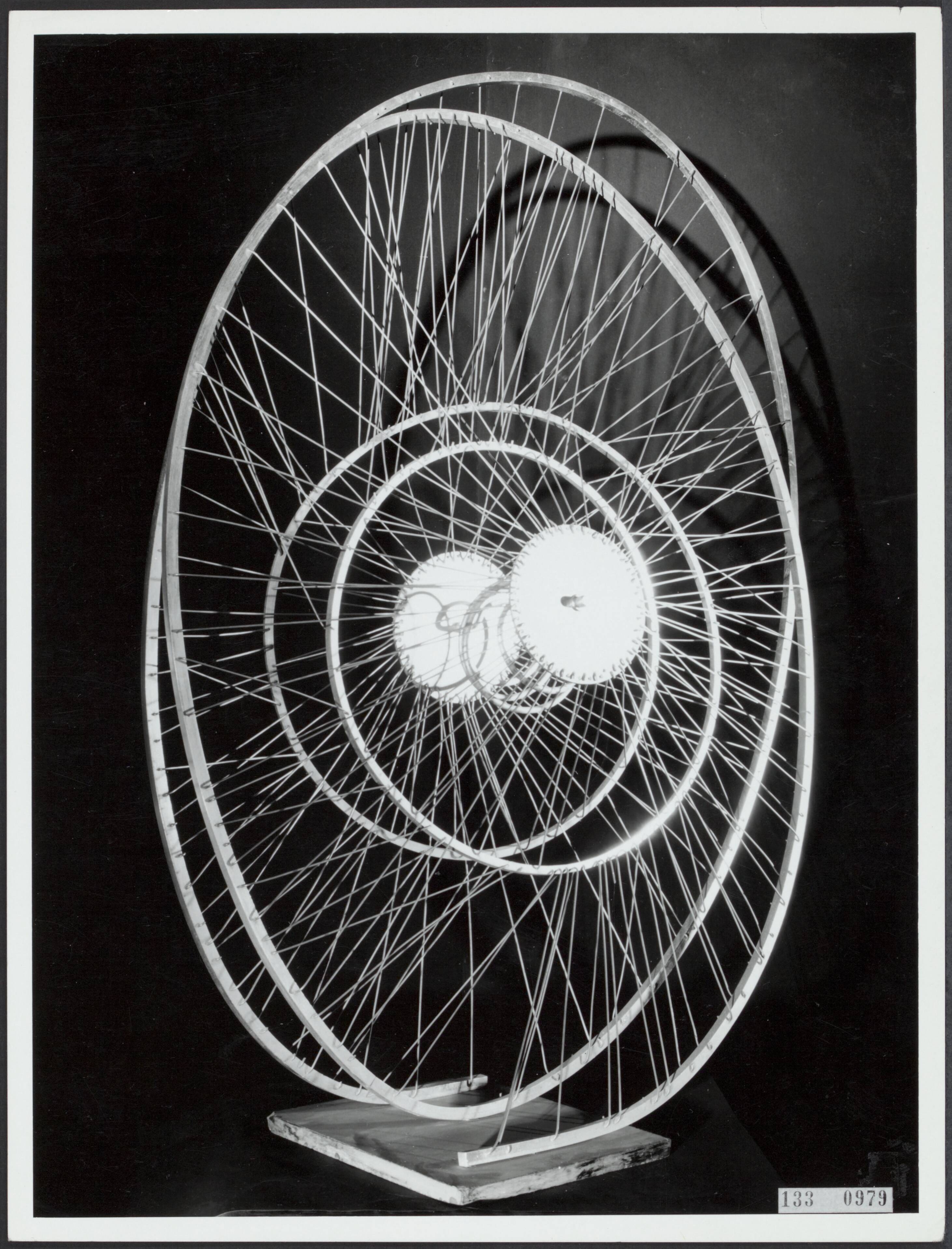 Fotocollectie Rijksvoorlichtingsdienst Eigen — Den Haag. Gemeentemuseum: 'Nebulose Mecanique' van Constant Nieuwenhuis (1920-2007) — Foto: Gemeentemuseum Den Haag. Licentie: Set B: Rechtenvrij / Publiek Domein. Bron: Nationaal Archief. http://hdl.handle.net/10648/af5b1eb0-d0b4-102d-bcf8-003048976d84