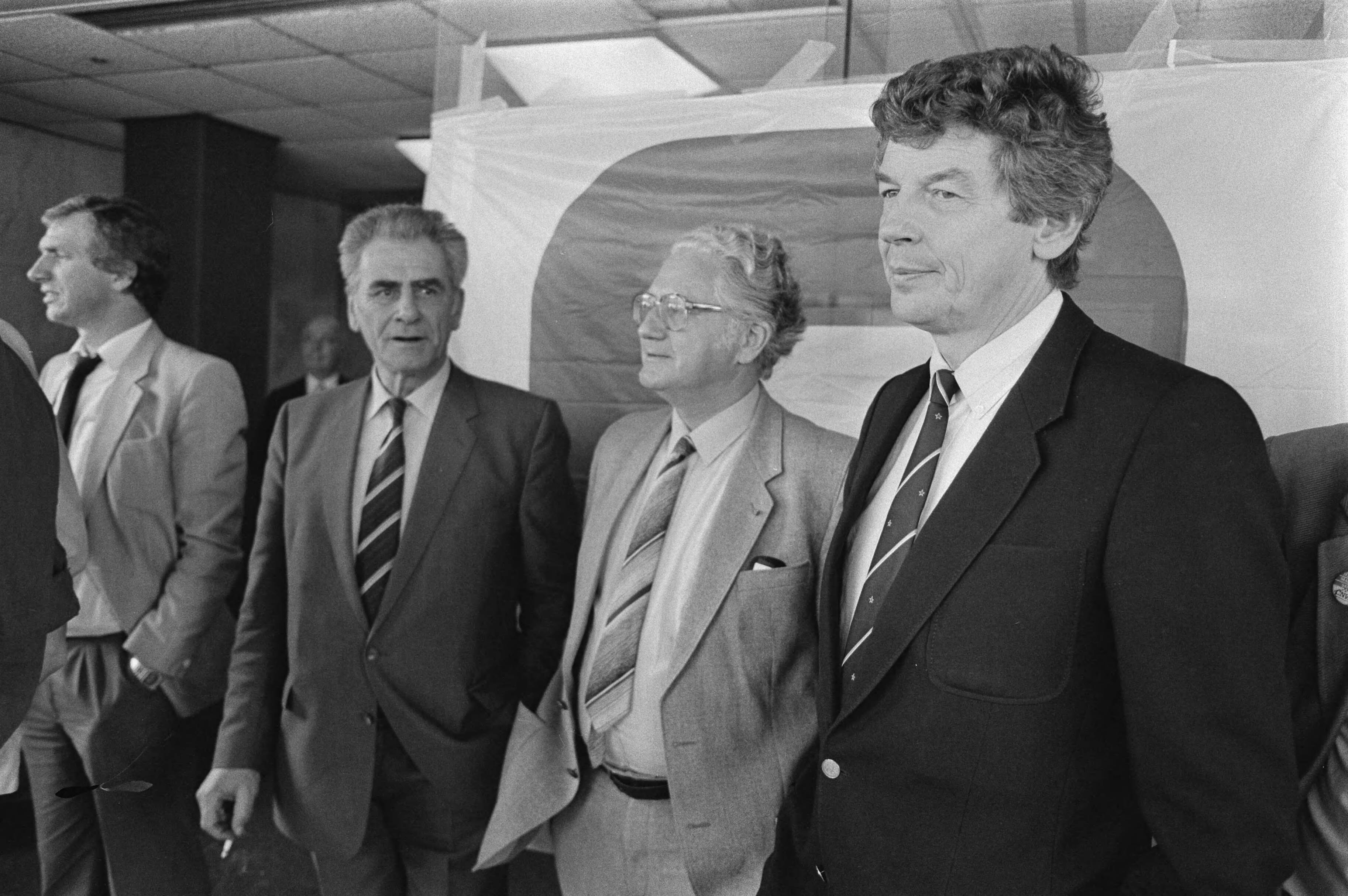 Fotocollectie Anefo — Protestbijeenkomst omroeppersoneel in Hilversum ivm afwijzing CAO door Brinkman ; voorzitters Laurier, Van der Meulen en Kok — Foto: Croes, Rob C. / Anefo. Licentie: Set B: Rechtenvrij / Publiek Domein. Bron: Nationaal Archief. http://hdl.handle.net/10648/ad450546-d0b4-102d-bcf8-003048976d84