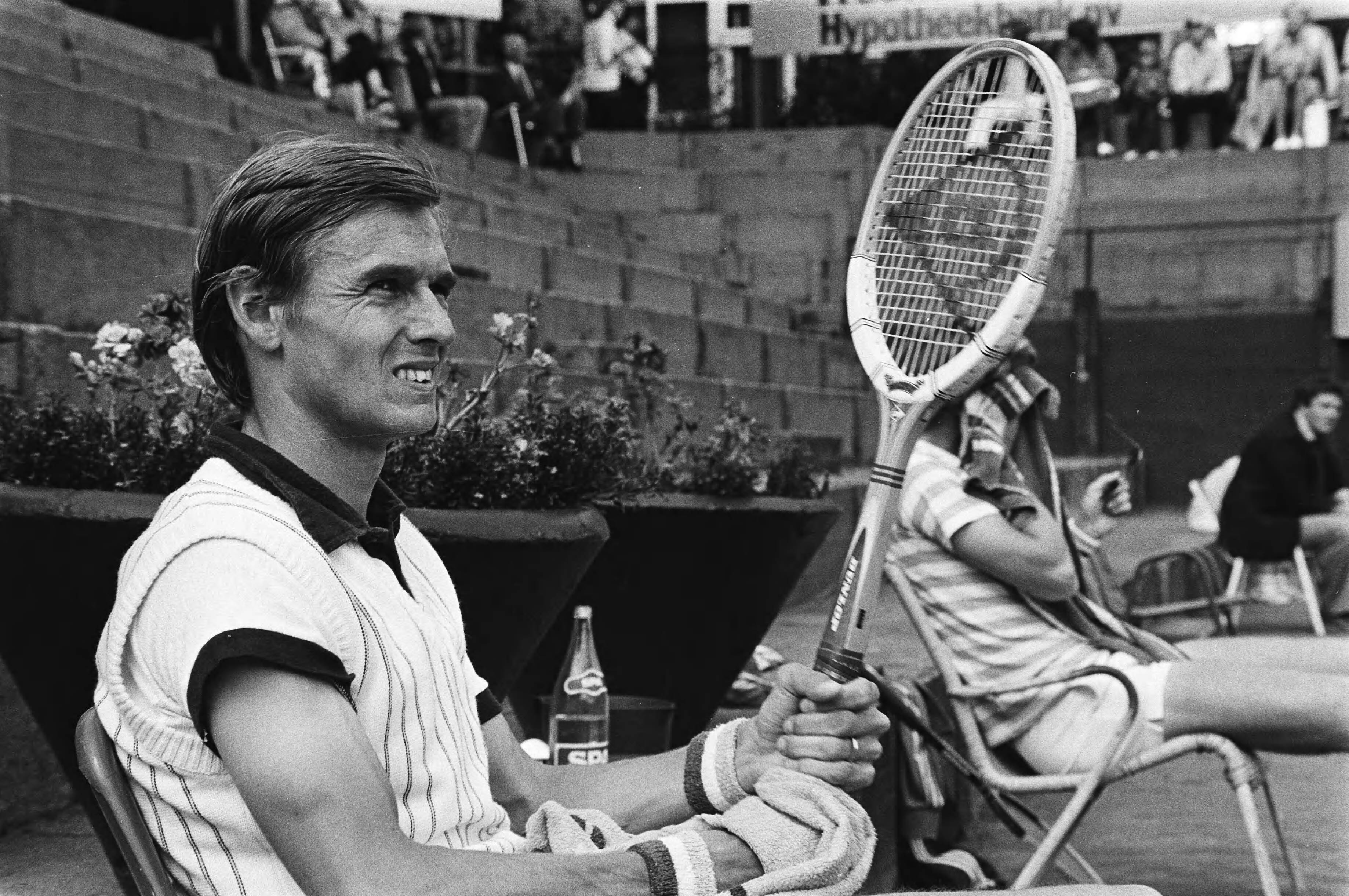Nationale Kampioenschappen Tennis 1979 Scheveningen — Louk Sanders veegt zijn racket af — Foto: Dijk, Hans van / Anefo. Licentie: Set B: Rechtenvrij / Publiek Domein. Bron: Nationaal Archief. http://hdl.handle.net/10648/accf4aea-d0b4-102d-bcf8-003048976d84