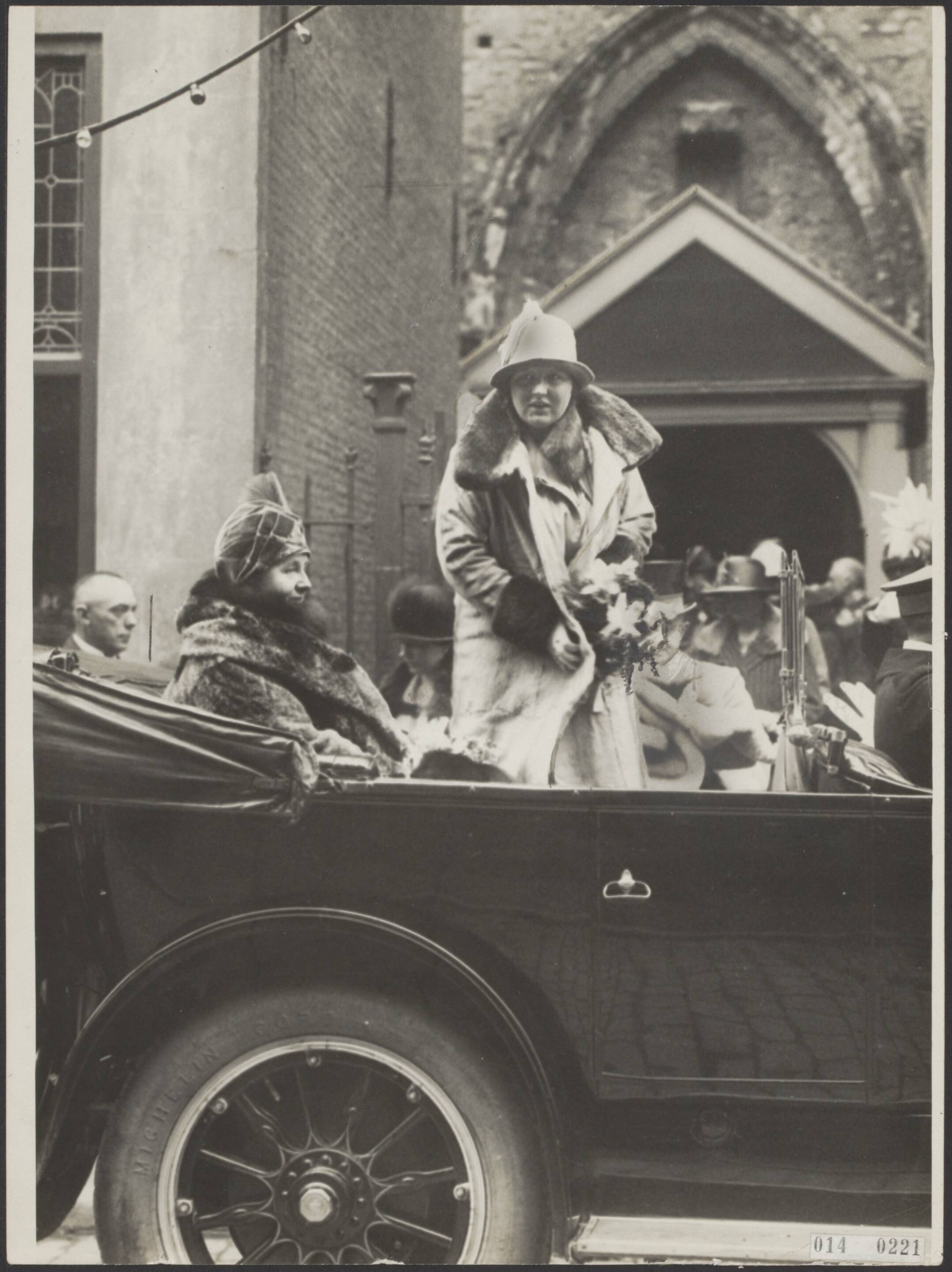 Fotocollectie Elsevier Binnenland — Koningin Wilhelmina en prinses Juliana verlaten de Grote Kerk in Breda, waar een herdenkingsrede werd uitgesproken t g v het 100-jarig bestaan van de K.M.A. — Foto: N.V. Vereenigde Fotobureaux. Licentie: Set B: Rechtenvrij / Publiek Domein. Bron: Nationaal Archief. http://hdl.handle.net/10648/adaff644-d0b4-102d-bcf8-003048976d84