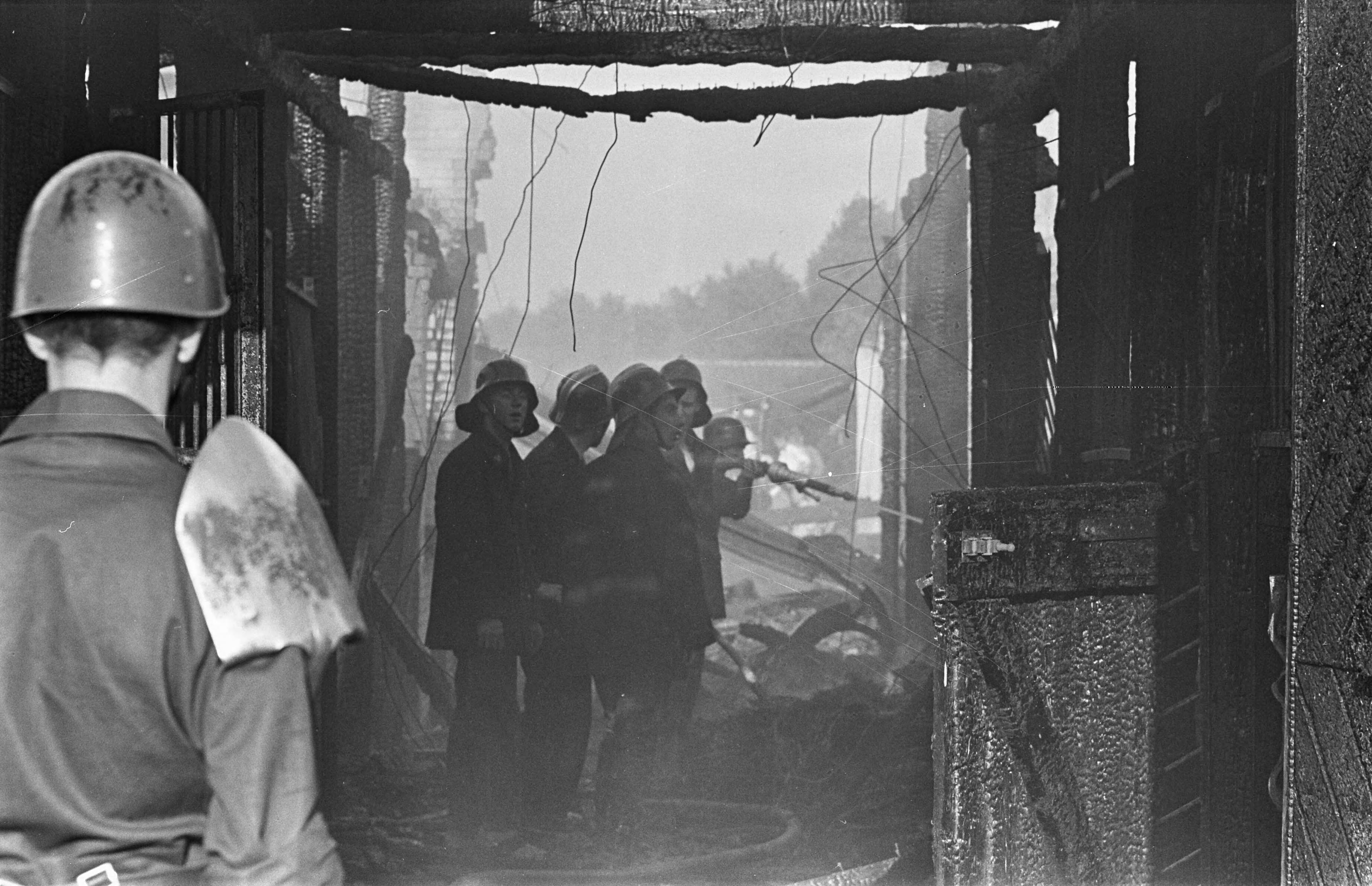 Fotocollectie Anefo — Brand in Bentveld bij Zandvoort in de duinen — Foto: Pot, Harry / Anefo. Licentie: Set B: Rechtenvrij / Publiek Domein. Bron: Nationaal Archief. http://hdl.handle.net/10648/a9997bac-d0b4-102d-bcf8-003048976d84