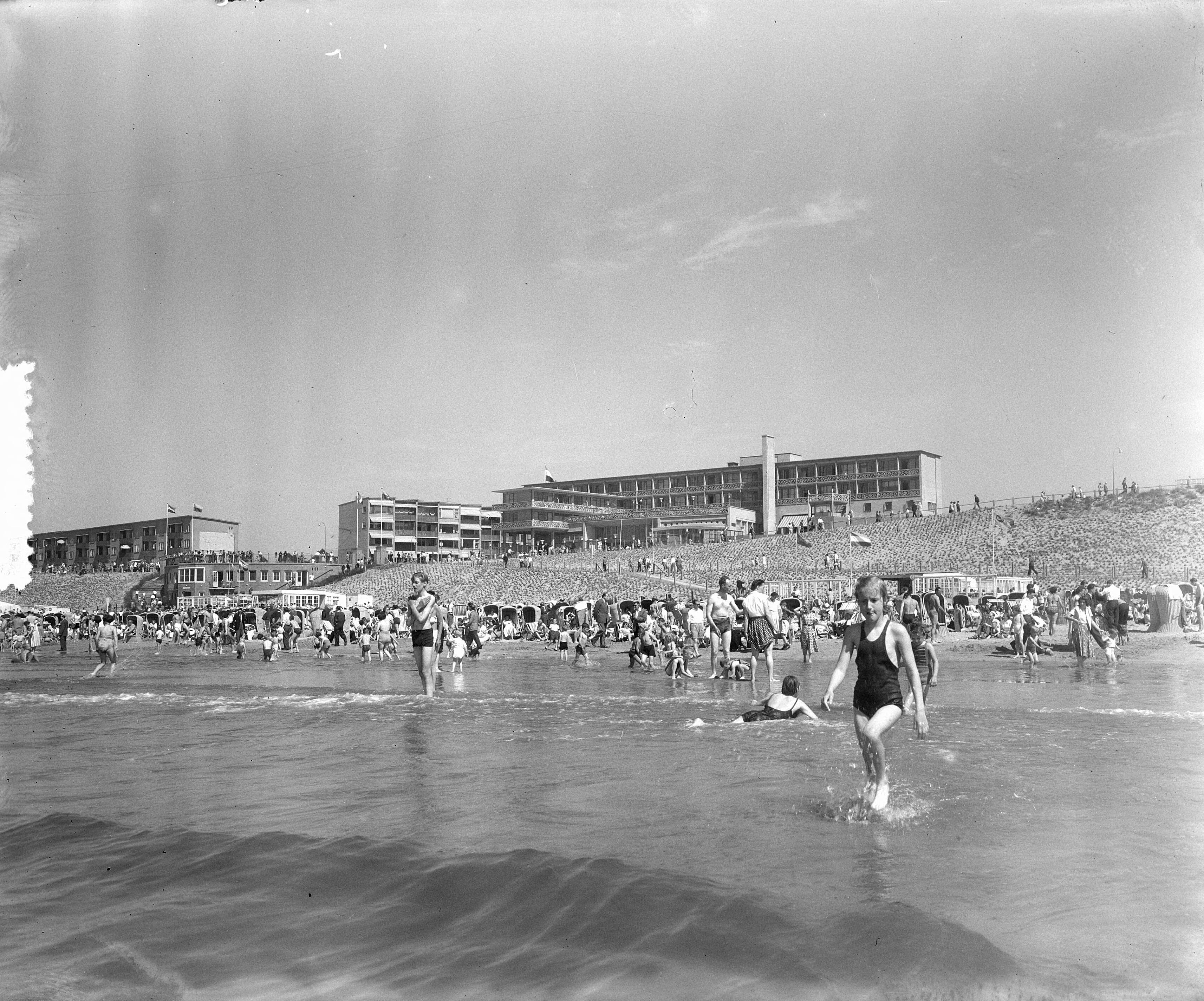 Fotocollectie Anefo — Pinksterdrukte op Zandvoort — Foto: Pot, Harry / Anefo. Licentie: Set B: Rechtenvrij / Publiek Domein. Bron: Nationaal Archief. http://hdl.handle.net/10648/a90c8c24-d0b4-102d-bcf8-003048976d84