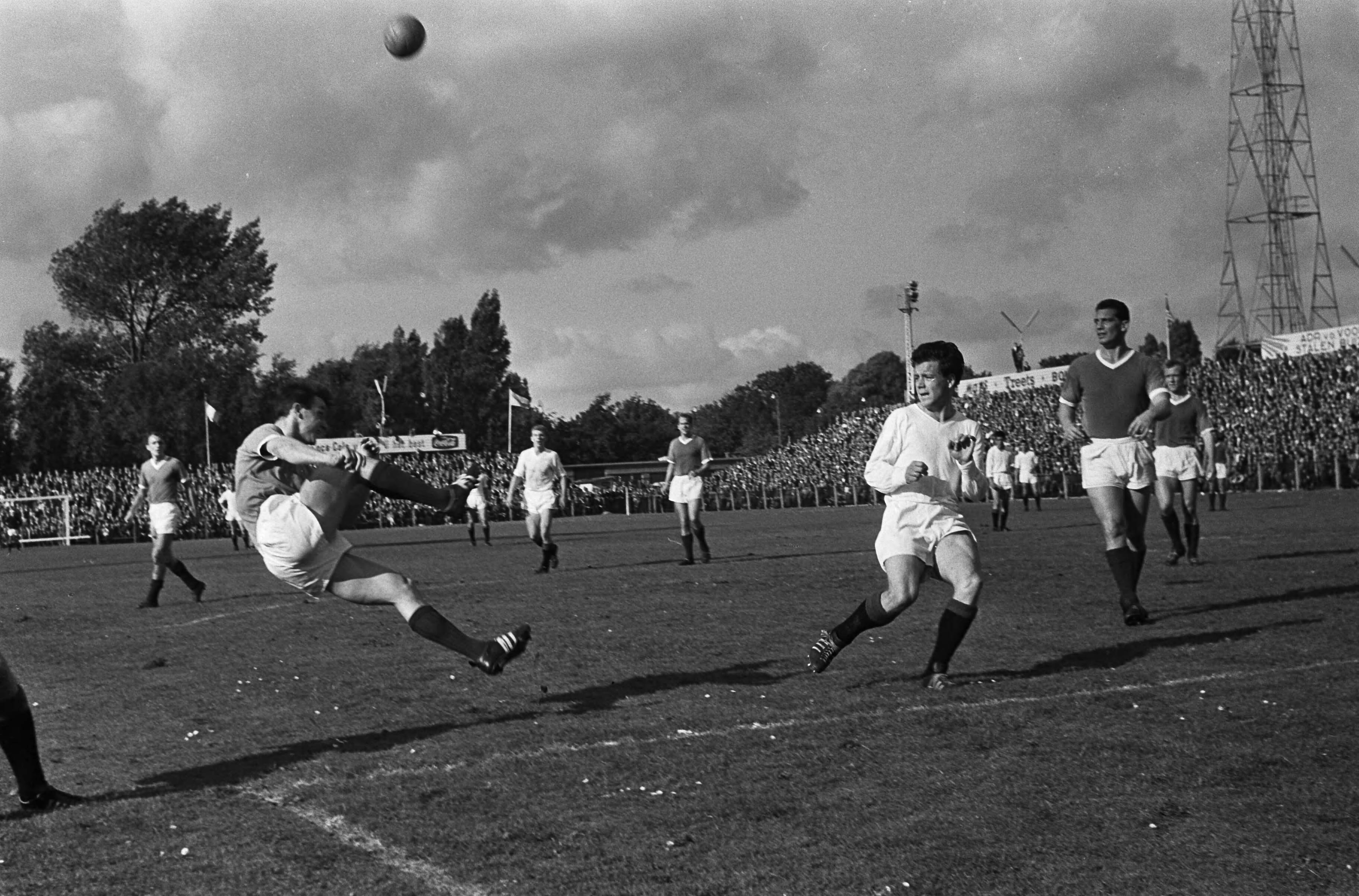 Fotocollectie Anefo — Voetbal. ADO tegen Fortuna '54 1-2. Spelmoment — Foto: Koch, Eric / Anefo. Licentie: Set B: Rechtenvrij / Publiek Domein. Bron: Nationaal Archief. http://hdl.handle.net/10648/aa7b2af2-d0b4-102d-bcf8-003048976d84