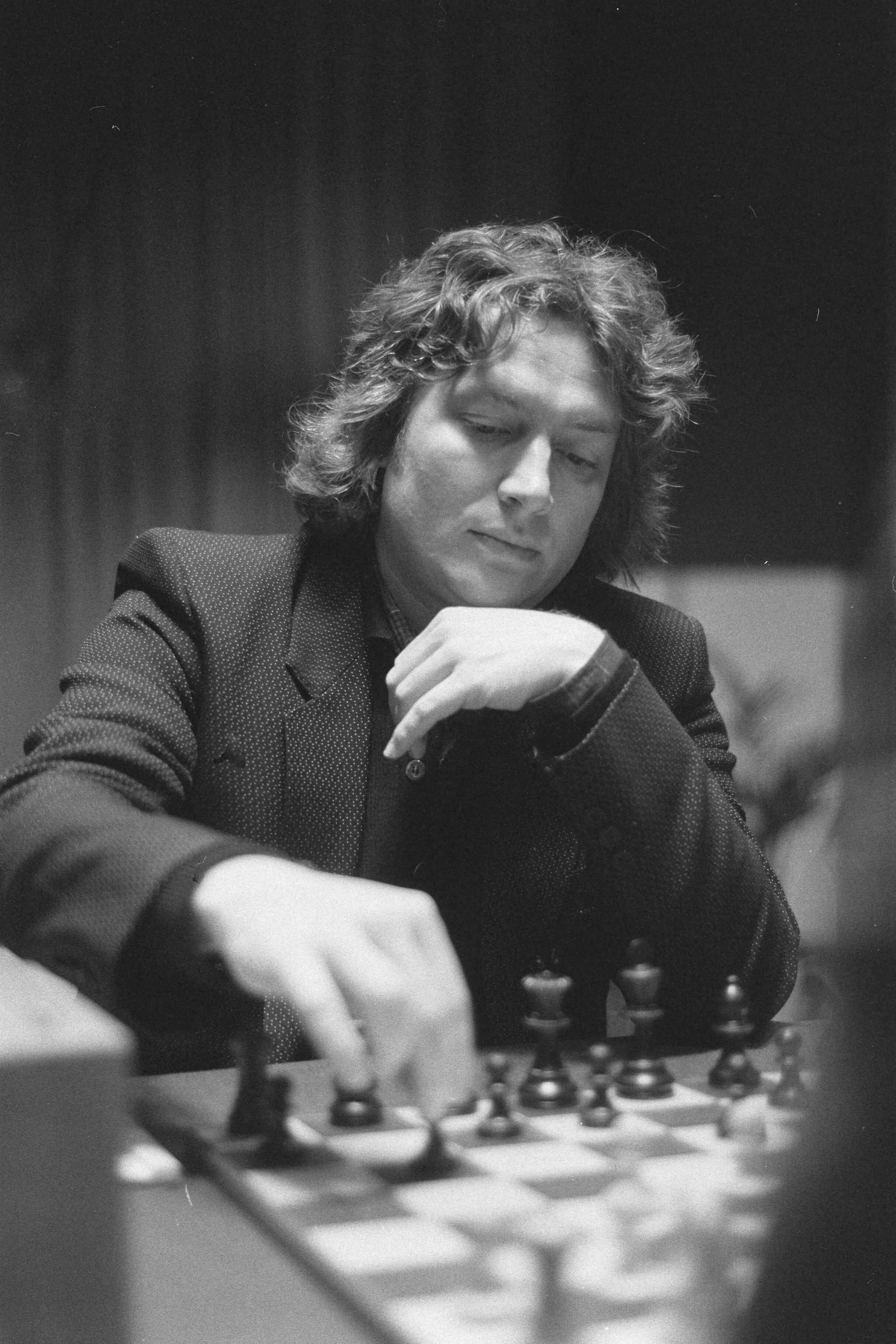 Fotocollectie Anefo — Jan Timman aan zet tegen Joesoepov in 1e ronde schaaktweekamp in Hilversum — Foto: Molendijk, Bart / Anefo. Licentie: Set B: Rechtenvrij / Publiek Domein. Bron: Nationaal Archief. http://hdl.handle.net/10648/ad5aa6e4-d0b4-102d-bcf8-003048976d84