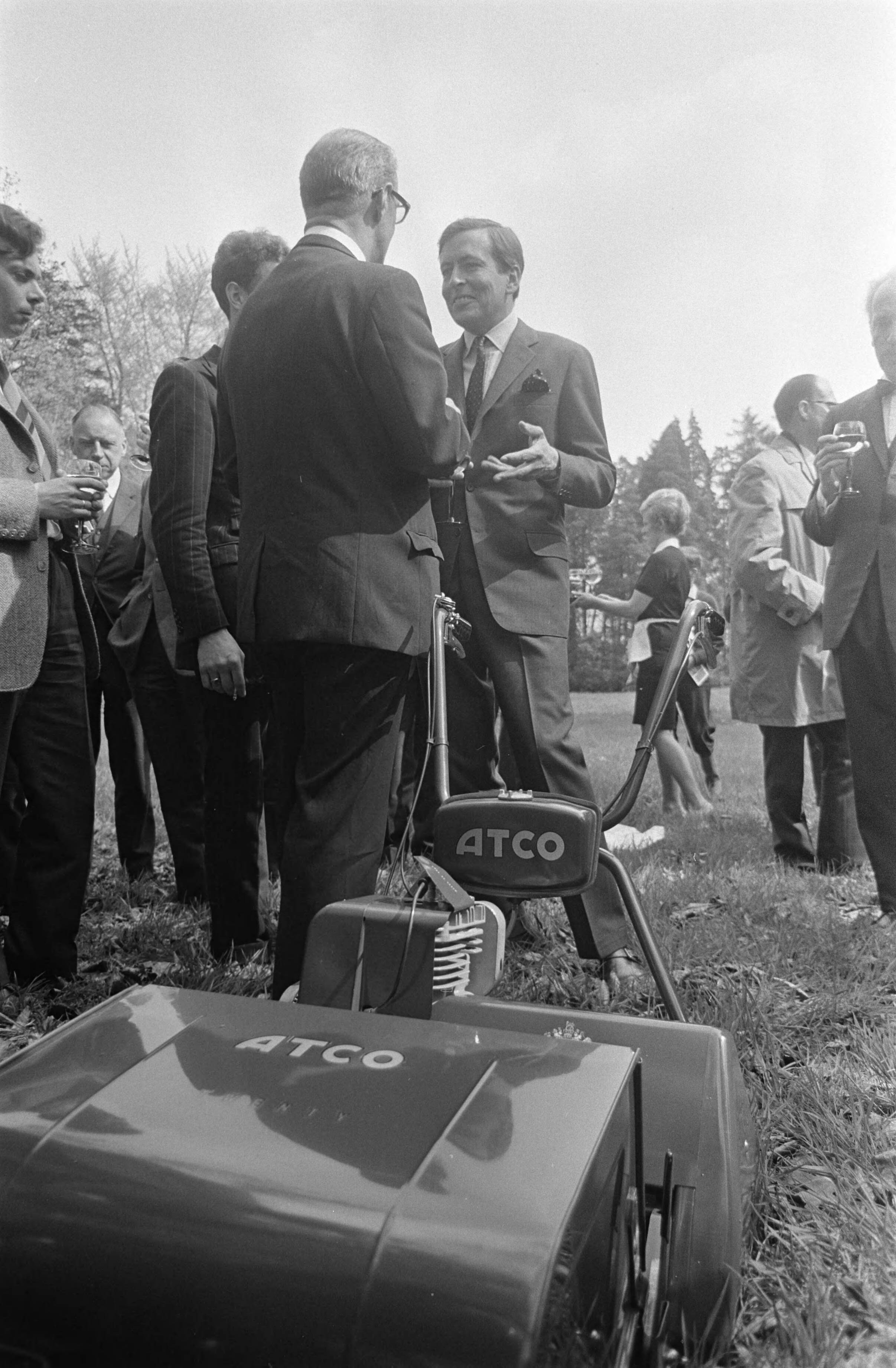 Fotocollectie Anefo — HKH Prins Claus opent de 22e "Werktuigendagen" te Liempde Prins Claus tijdens rondgang — Foto: Mieremet, Rob / Anefo. Licentie: Set B: Rechtenvrij / Publiek Domein. Bron: Nationaal Archief. http://hdl.handle.net/10648/ab683a2c-d0b4-102d-bcf8-003048976d84