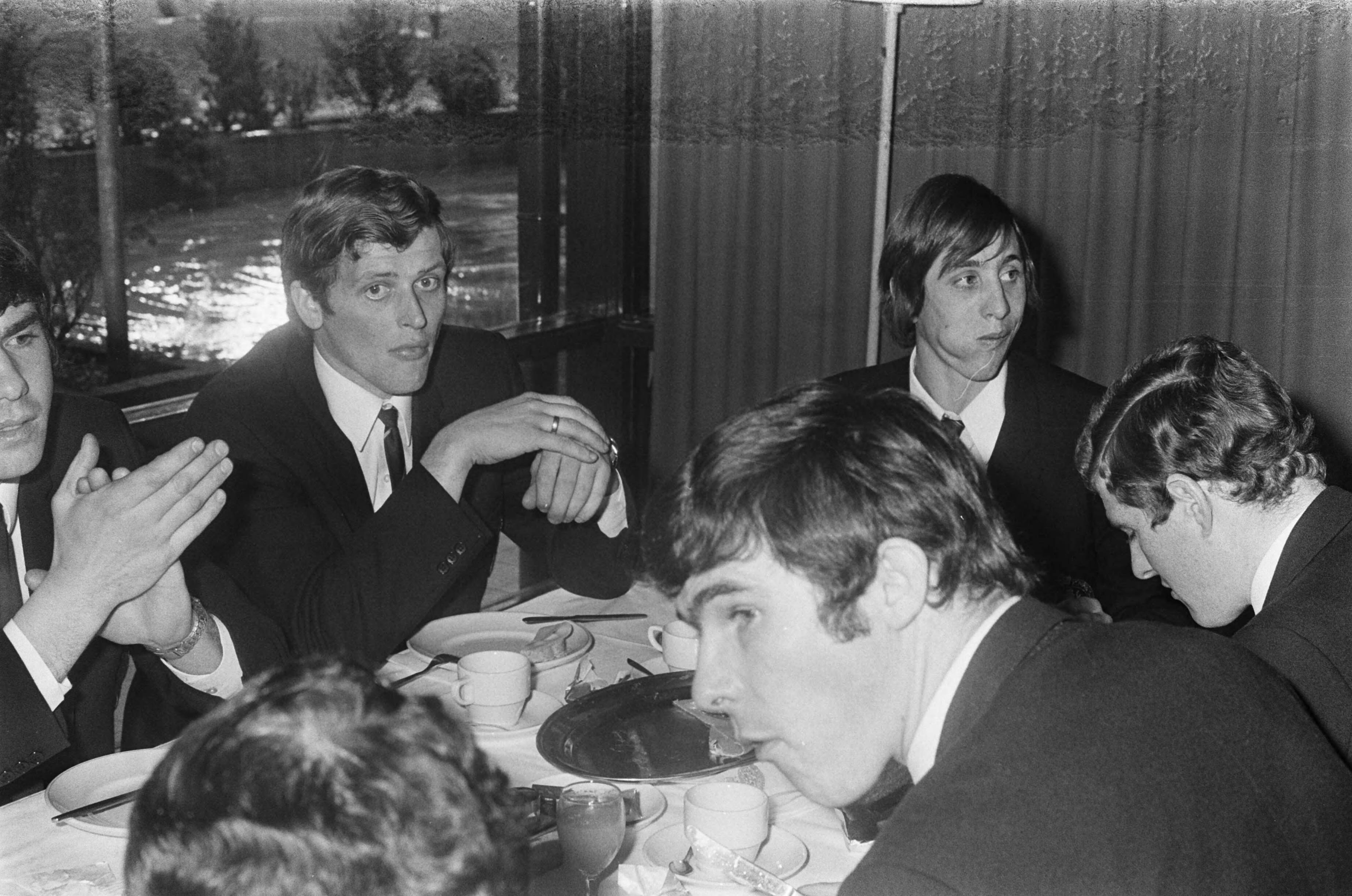 Fotocollectie Anefo — KNVB-sportcentrum te Zeist. Spelers aan de lunch, voor Van Hanegem en Jansen, achter Piet Keizer en Cruijff — Foto: Mieremet, Rob / Anefo. Licentie: Set B: Rechtenvrij / Publiek Domein. Bron: Nationaal Archief. http://hdl.handle.net/10648/ab88a71c-d0b4-102d-bcf8-003048976d84