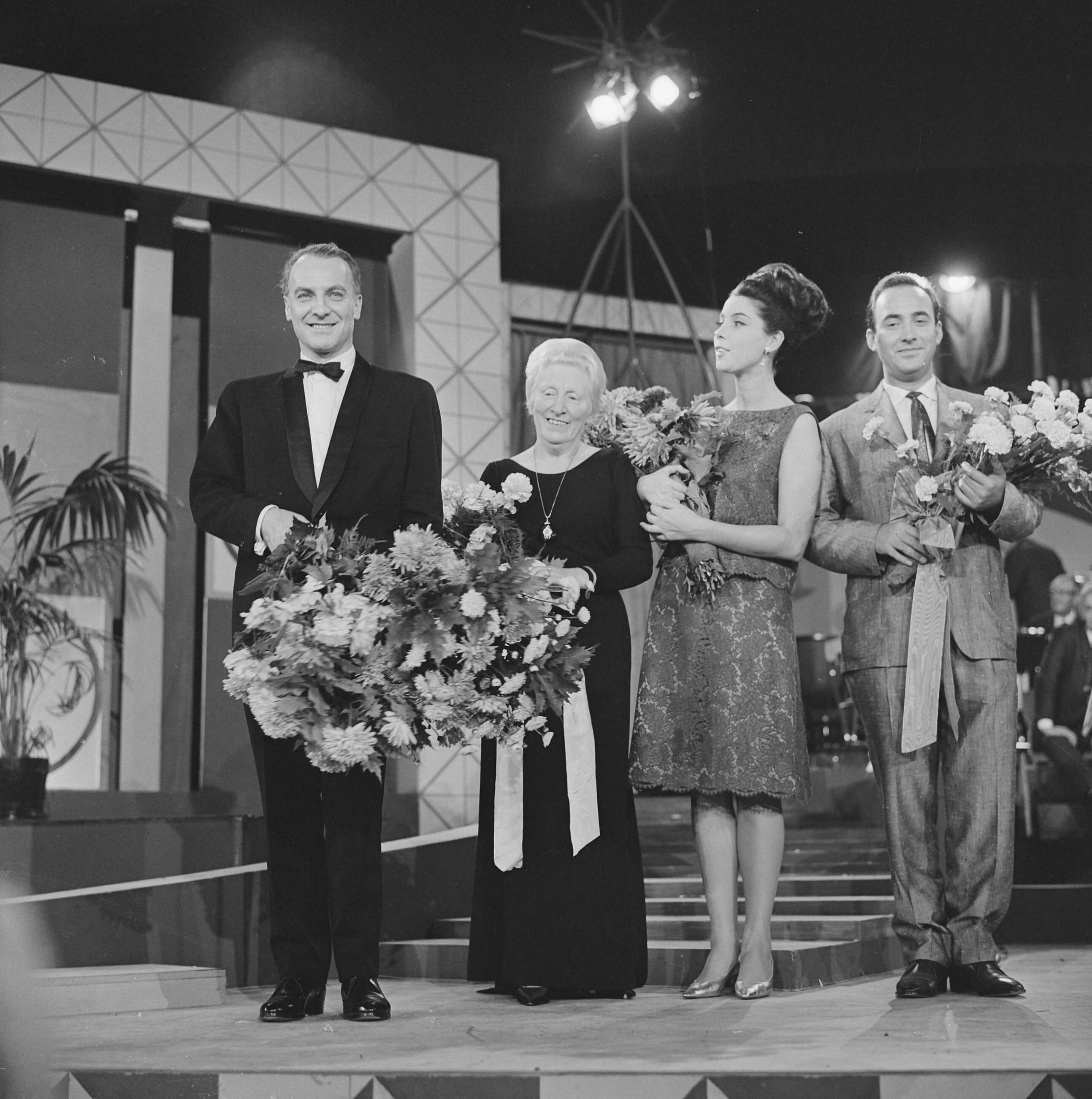 Grand Gala du Disque 1963 — Grand Gala du Disque Populair in het Kurhaus te Scheveningen. Edison-winnaars, vlnr. Wim Sonneveld, Paula van Alphen, Corry Brokken en Jan Morks — Foto: Koch, Eric / Anefo. Licentie: Set B: Rechtenvrij / Publiek Domein. Bron: Nationaal Archief. http://hdl.handle.net/10648/aa498380-d0b4-102d-bcf8-003048976d84