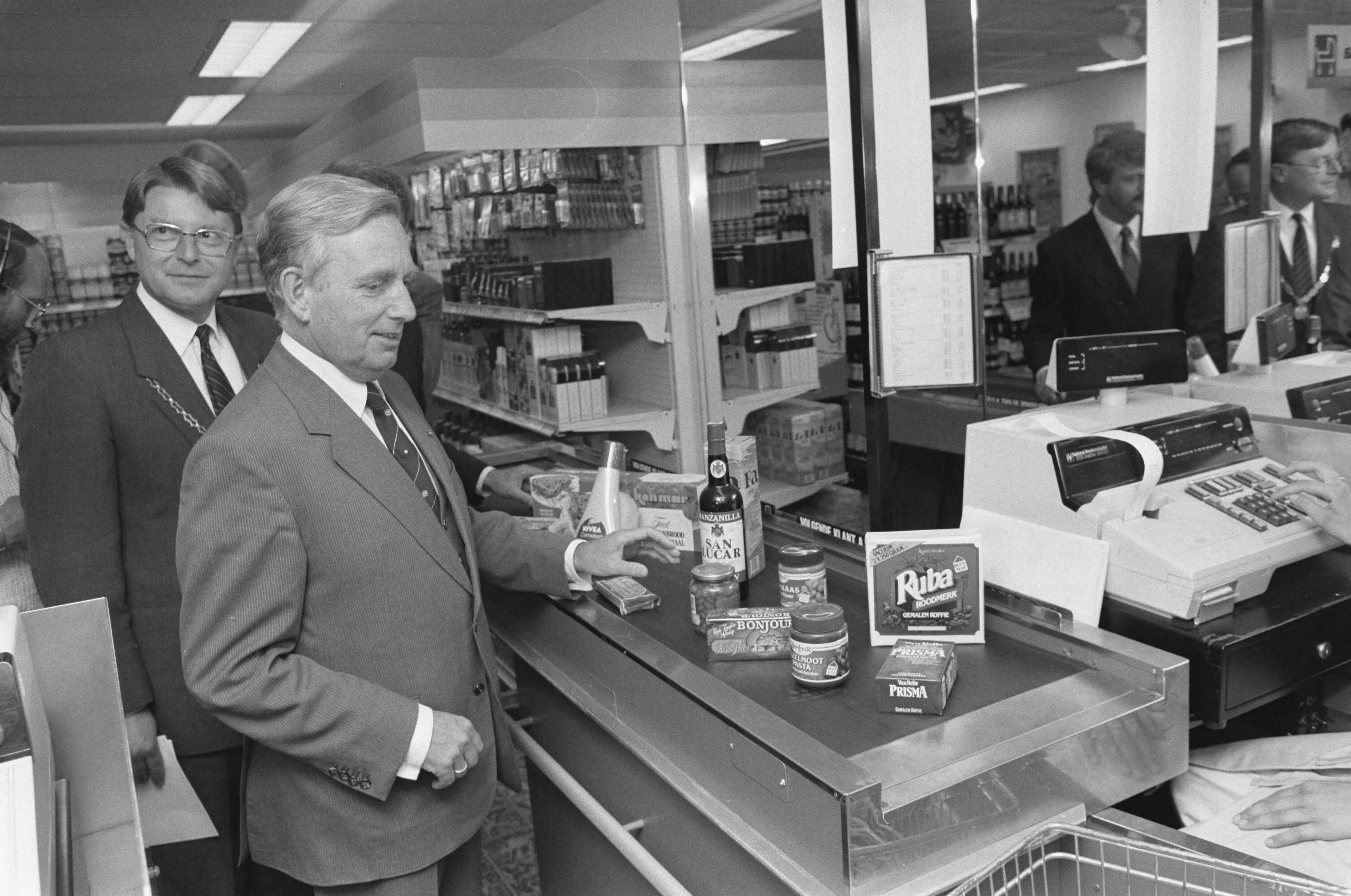 Fotocollectie Anefo — Minister Korthals Altes opent "Winkeldiefstal Preventie Centrum" in Rijswijk — Foto: Bogaerts, Rob / Anefo. Licentie: Set B: Rechtenvrij / Publiek Domein. Bron: Nationaal Archief. http://hdl.handle.net/10648/ad6a9f22-d0b4-102d-bcf8-003048976d84