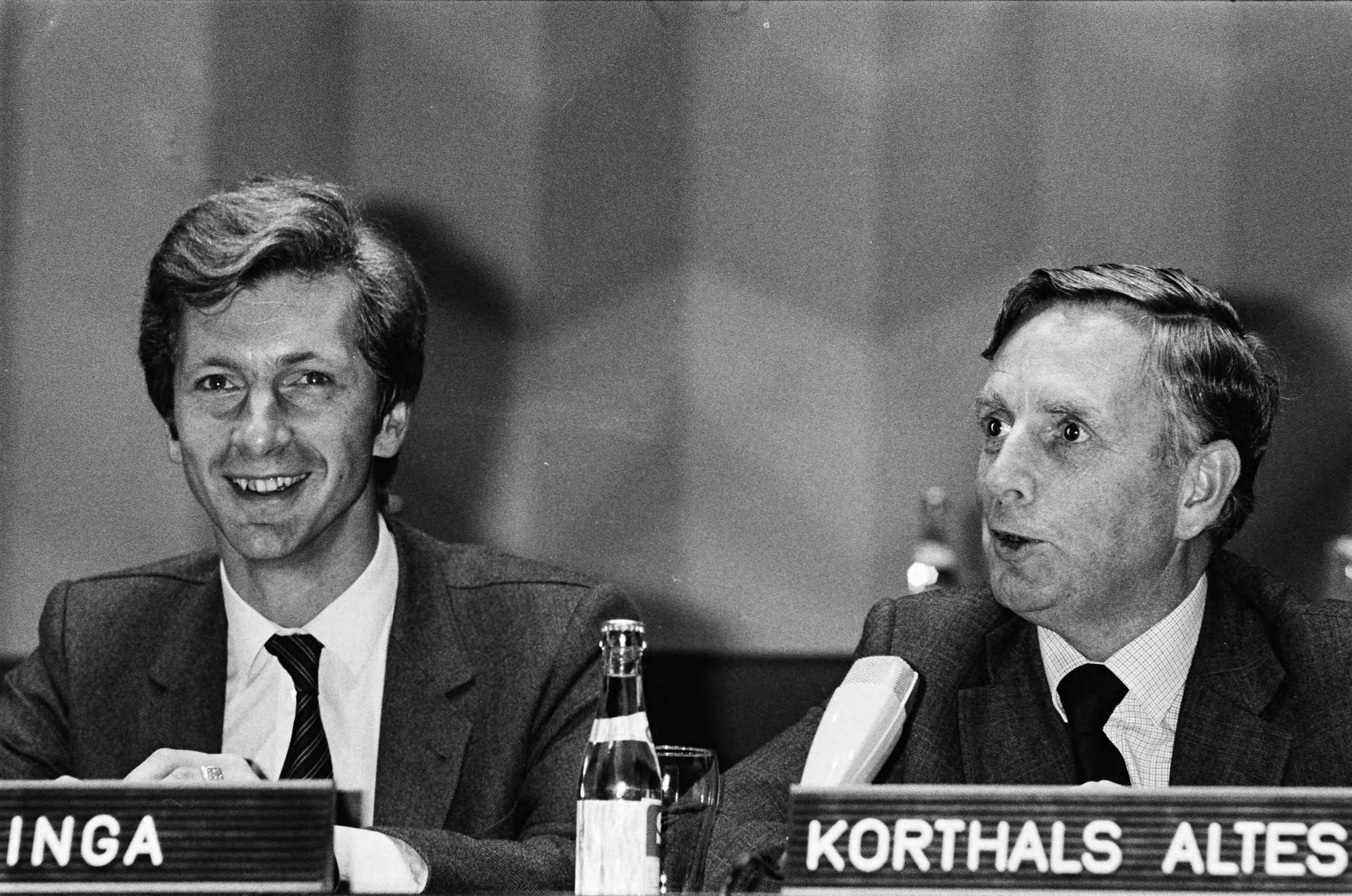 Fotocollectie Anefo — Begin van tweedaagse algemene ledenvergadering van VVD in Den Haag ; Kamminga (l) nieuwe voorzitter VVD — Foto: Croes, Rob C. / Anefo. Licentie: Set B: Rechtenvrij / Publiek Domein. Bron: Nationaal Archief. http://hdl.handle.net/10648/acfc53a0-d0b4-102d-bcf8-003048976d84