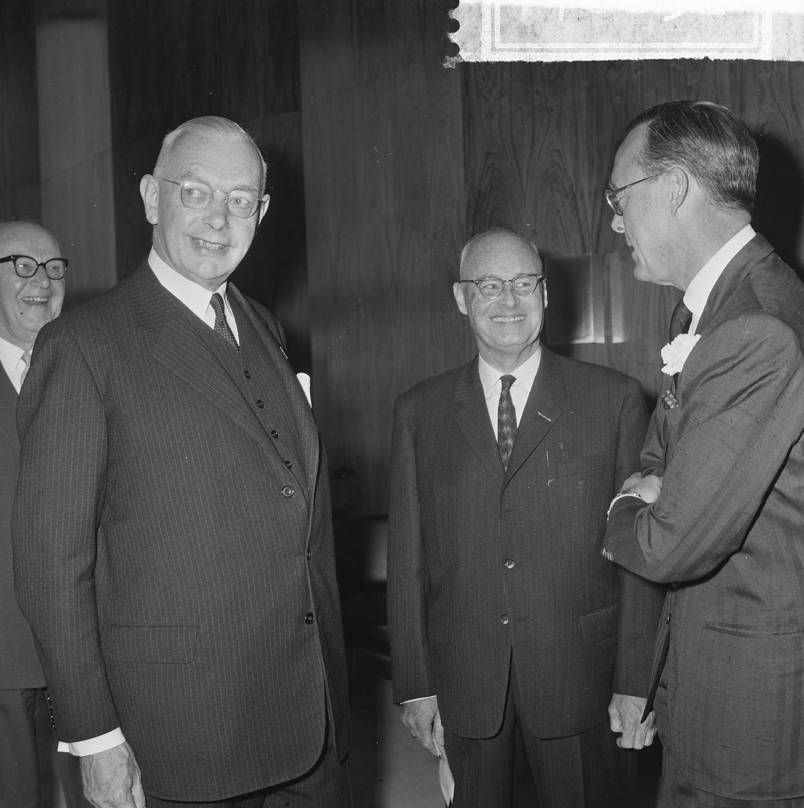Fotocollectie Anefo — Prins Bernhard opende nieuw gebouw van TNO te Den Haag. Hij is in gezelschap van de voorzitter van ZWO, prof. J.N. Bakhuizen van den Brink (links) en de voorzitter van TNO, prof. dr. H.W. Julius (midden) — Foto: Koch, Eric / Anefo. Licentie: Set B: Rechtenvrij / Publiek Domein. Bron: Nationaal Archief. http://hdl.handle.net/10648/aaaec768-d0b4-102d-bcf8-003048976d84