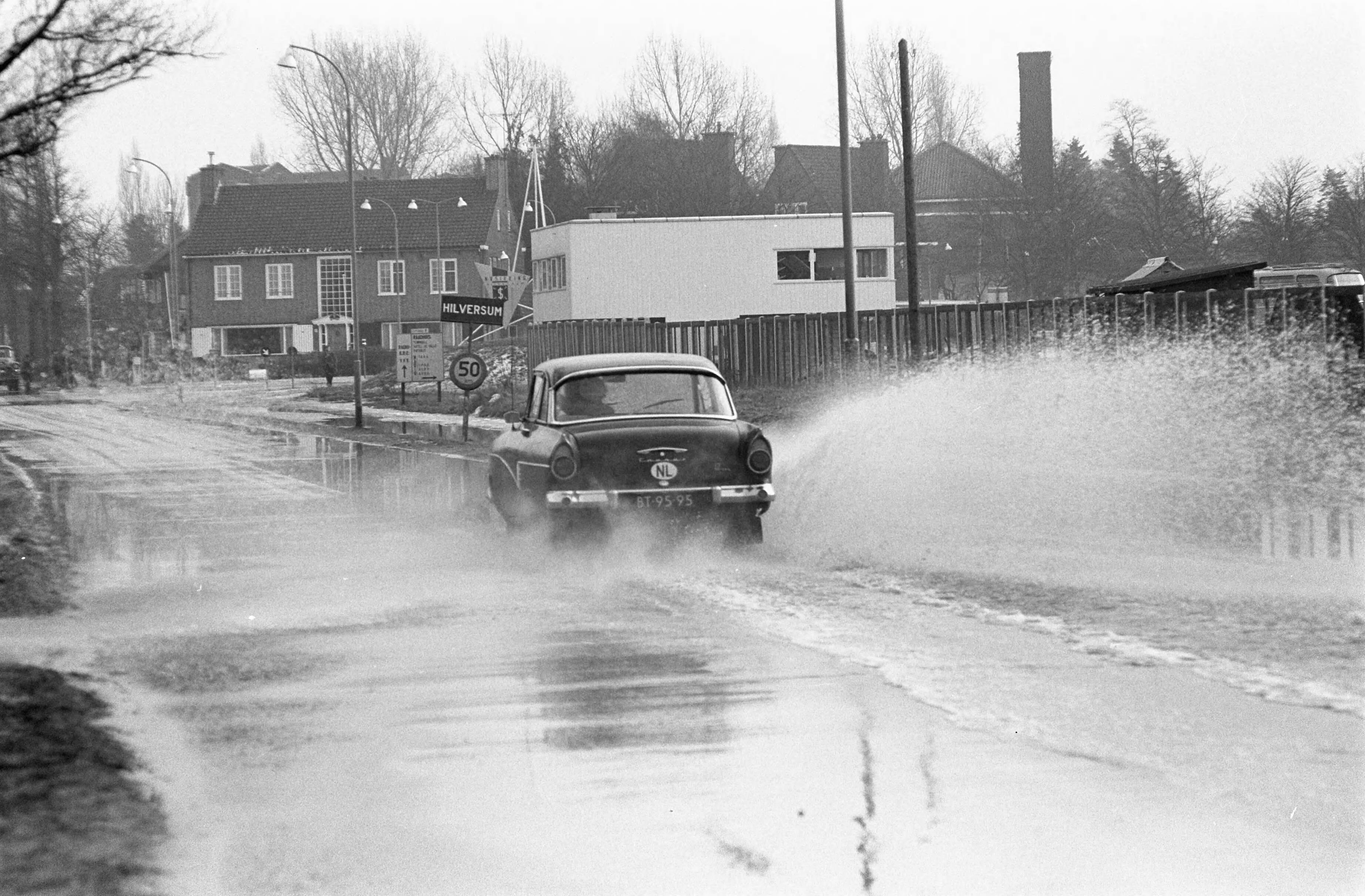 Fotocollectie Anefo — Overlast door dooi op de Naarderweg in Hilversum bij de nieuwe TV-studio — Foto: Koch, Eric / Anefo. Licentie: Set B: Rechtenvrij / Publiek Domein. Bron: Nationaal Archief. http://hdl.handle.net/10648/aa2cbd5e-d0b4-102d-bcf8-003048976d84