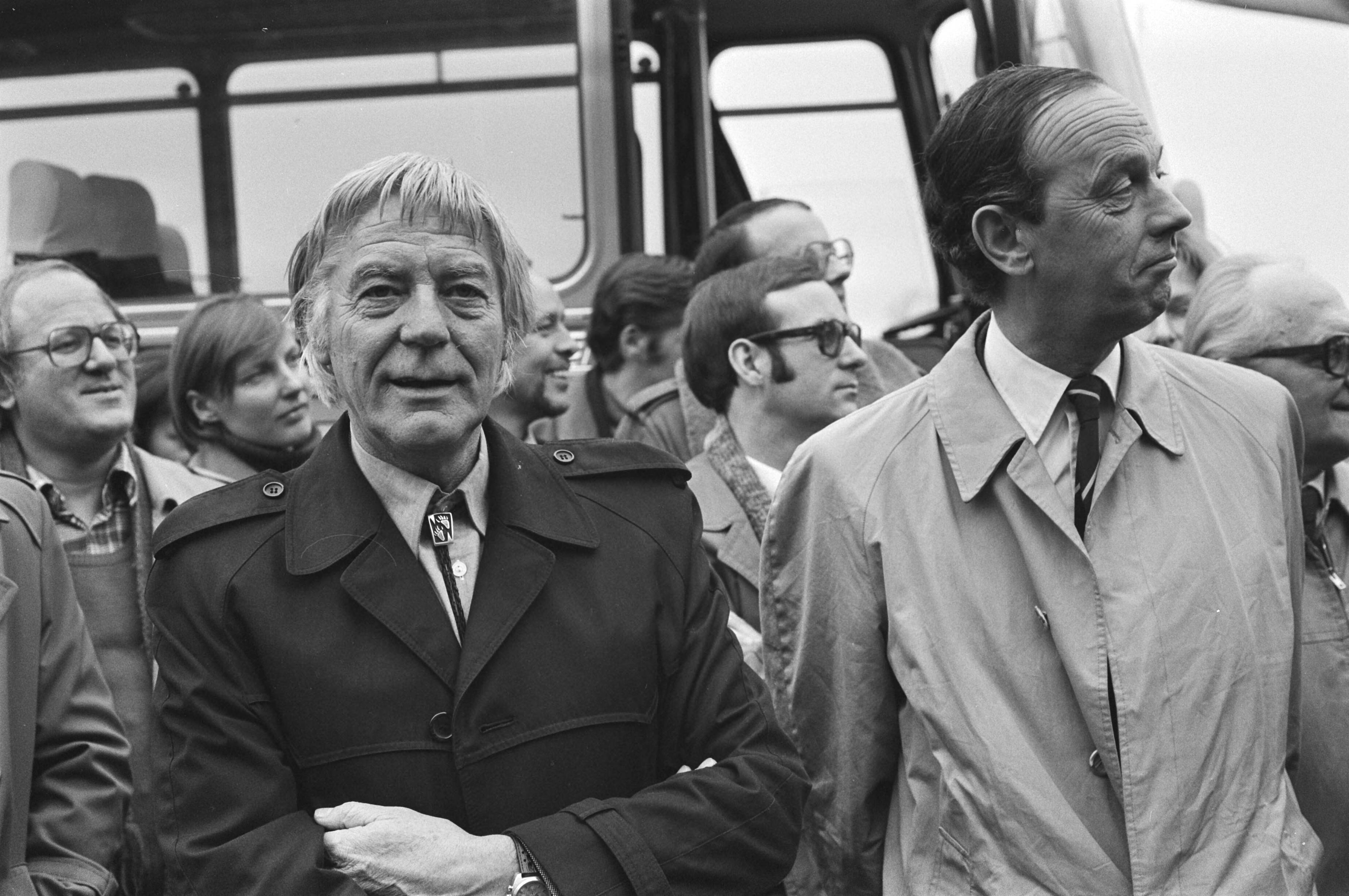 Fotocollectie Anefo — Cineast Bert Haanstra onthult bordje "Bert Haanstrastrook" in Zoetermeer — Foto: Suyk, Koen / Anefo. Licentie: Set B: Rechtenvrij / Publiek Domein. Bron: Nationaal Archief. http://hdl.handle.net/10648/aca82eba-d0b4-102d-bcf8-003048976d84