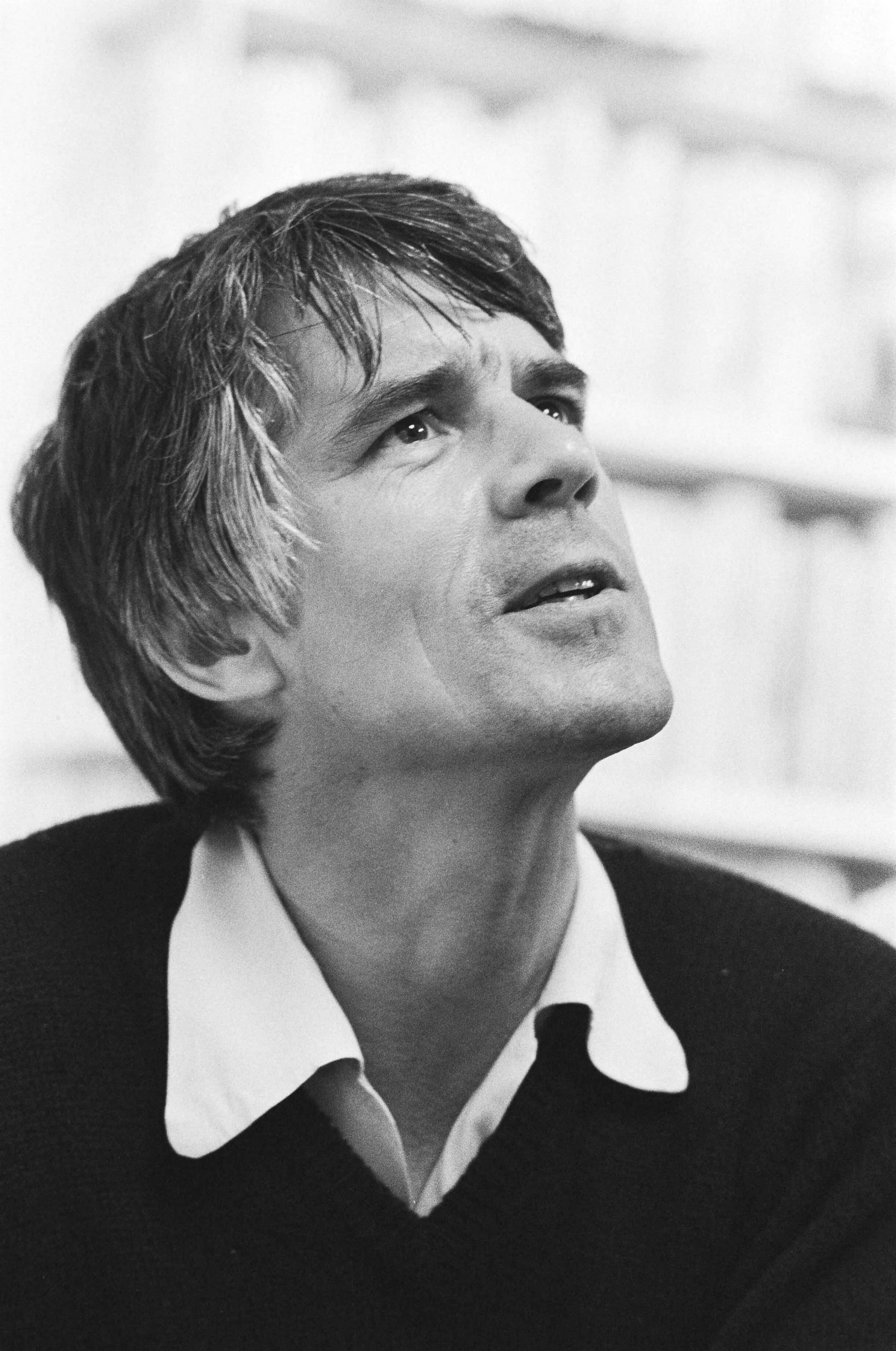 Fotocollectie Anefo — Kees van Kooten signeert zijn boek in boekhandel in Den Haag. Kees van Kooten — Foto: Bogaerts, Rob / Anefo. Licentie: Set B: Rechtenvrij / Publiek Domein. Bron: Nationaal Archief. http://hdl.handle.net/10648/ad1627bc-d0b4-102d-bcf8-003048976d84